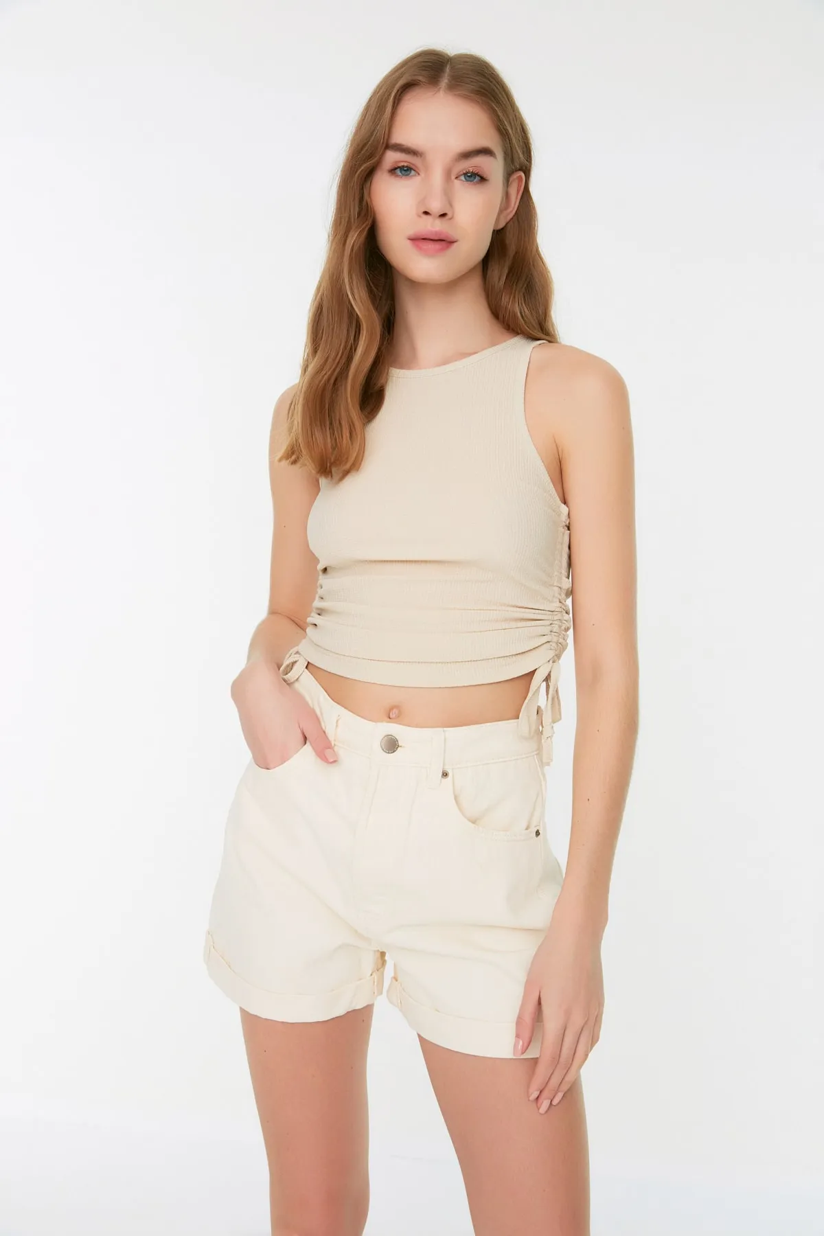 Trendyol Collection  Kurz gestrickte Bluse aus knitterigem Stoff mit Stone Gathering-Details THMSS22BZ1016
