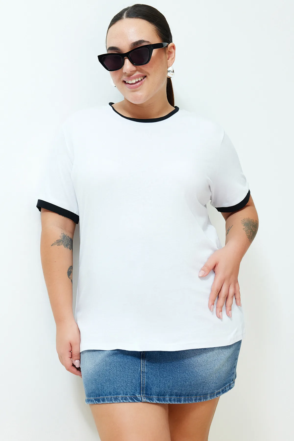 Trendyol Curve  Weißes Boyfriend-Strick-T-Shirt mit Farbblockdetails TBSSS24BF00012