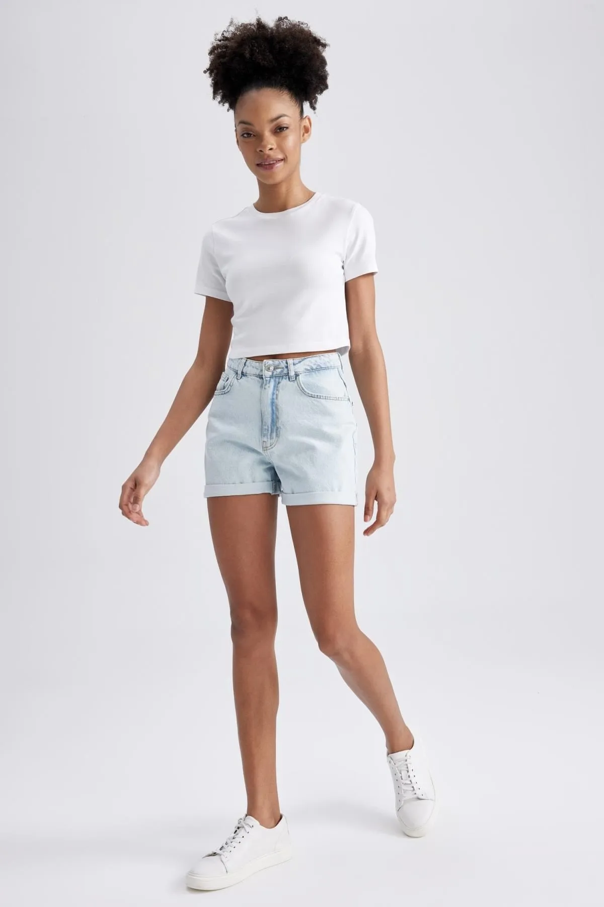DeFacto  Mom Fit Jeans mit hoher Taille und umgeschlagenem Bein, 100 % Baumwolle, Shorts A2624ax23sm