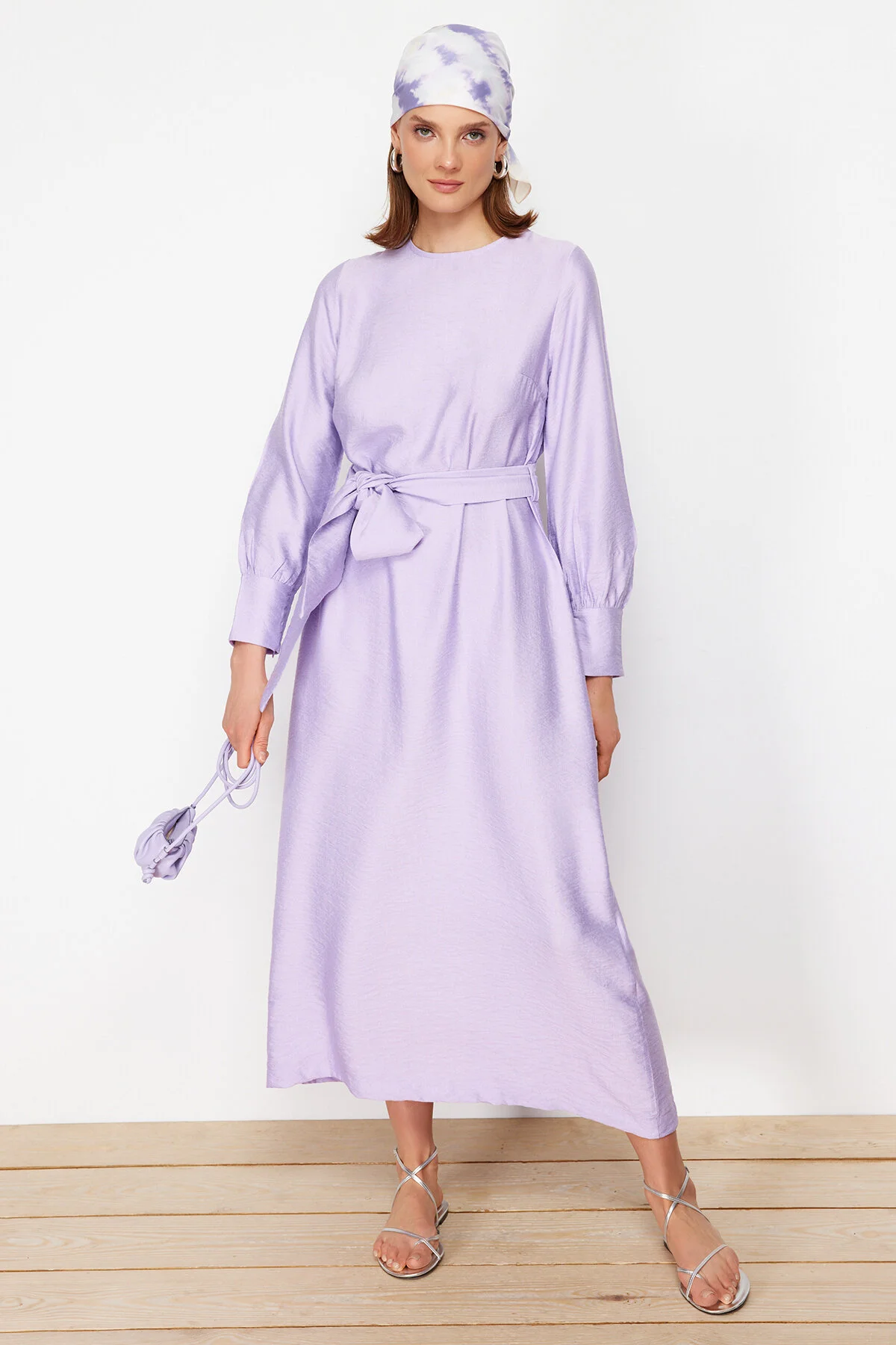 Trendyol Modest  Fliederfarbenes, gewebtes Kleid in Leinenoptik mit breitem Gürtel und Reißverschlussbündchen TCTSS23EB00219