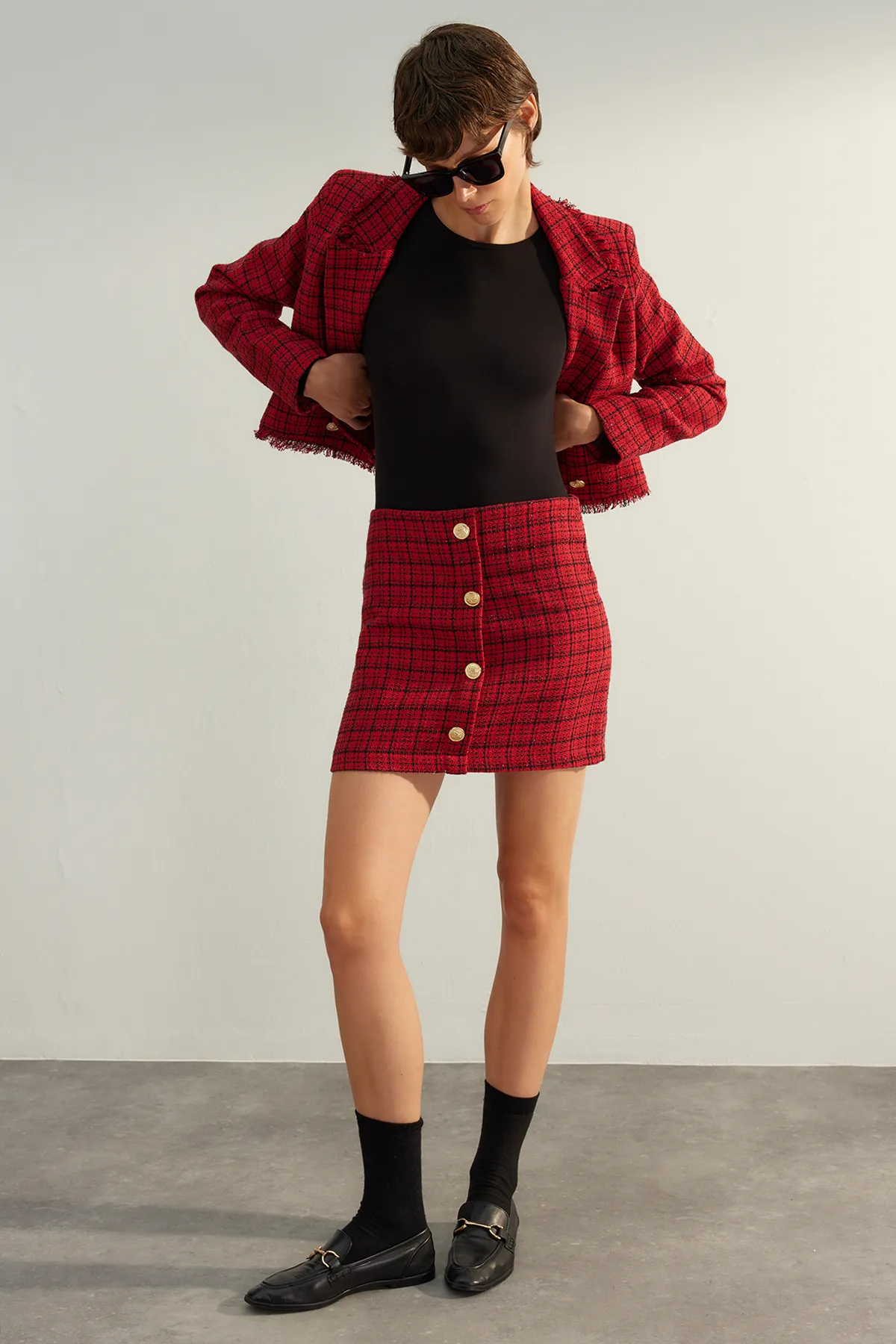 Trendyol Collection  Roter, hochwertiger Mini-Webrock aus Tweed mit Knöpfen und Details in Rot TWOAW24ET00275