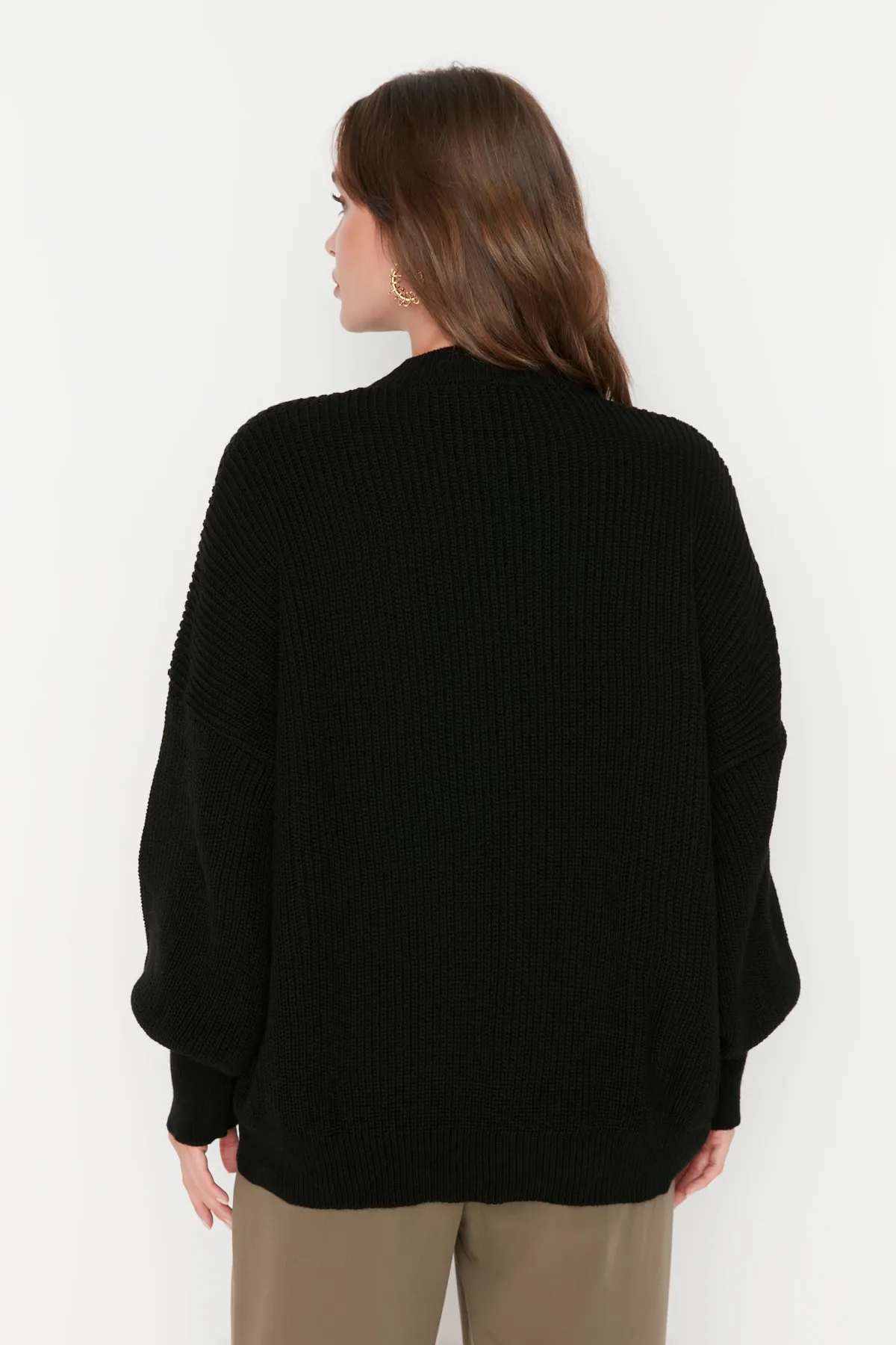 Trendyol Collection  Schwarzer Strickpullover mit Rundhalsausschnitt und weiter Passform TWOAW23KZ01448