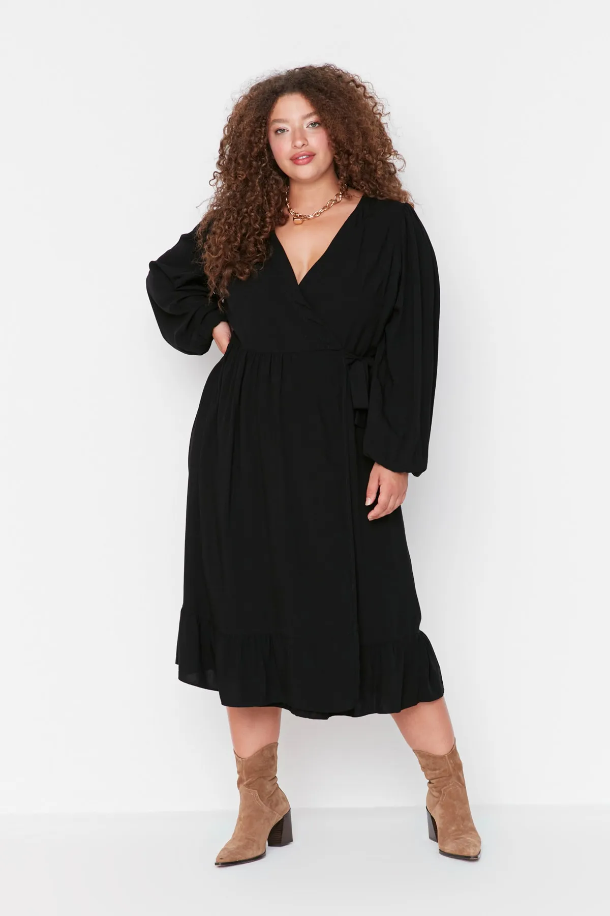 Trendyol Curve  Schwarzes, zweireihiges Midi-Webkleid in Übergröße mit Kragen und A-Linie TBBAW23AH00104