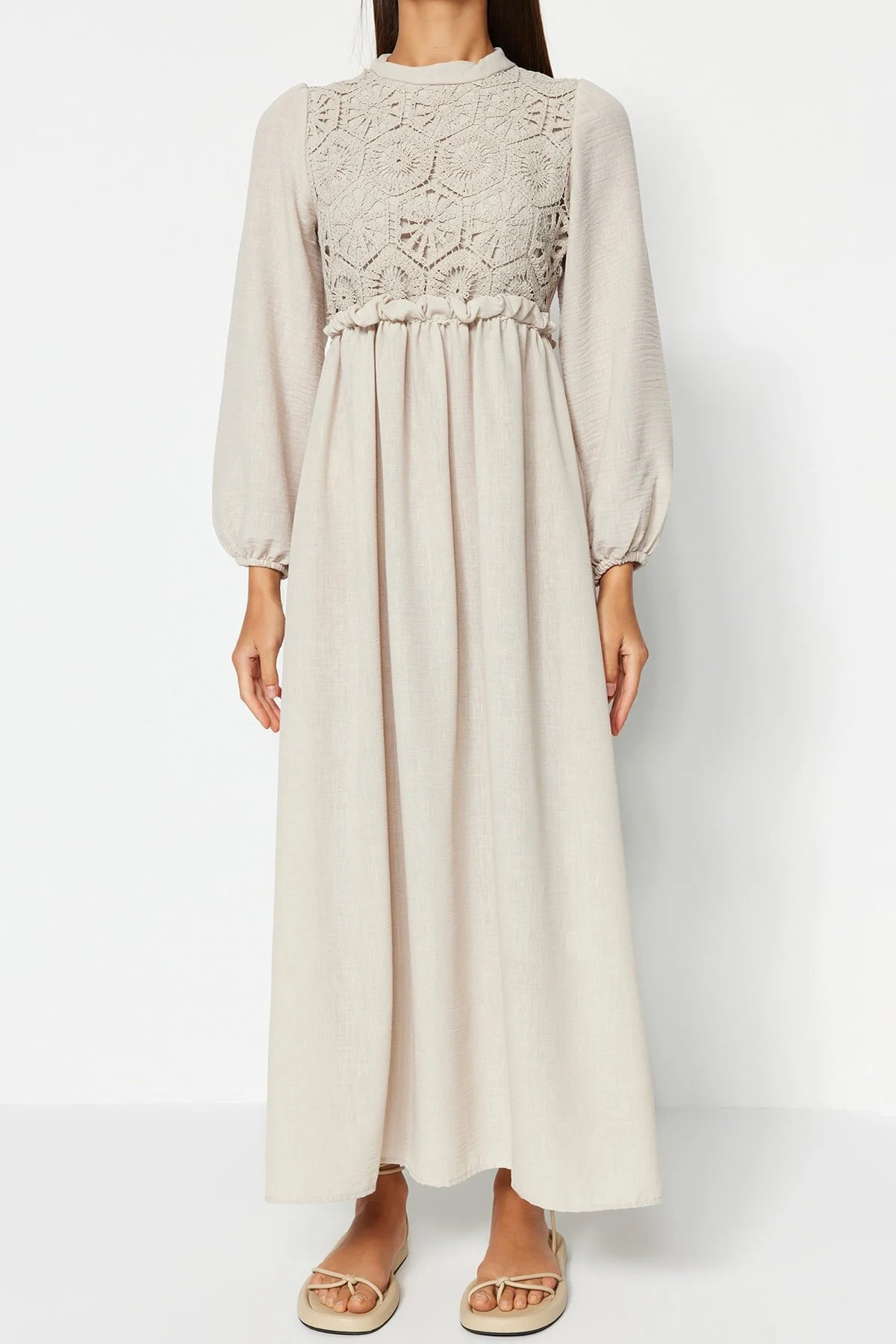 Trendyol Modest  Ecrufarbenes, gewebtes Kleid mit Guipure-Detail TCTAW24EB00110