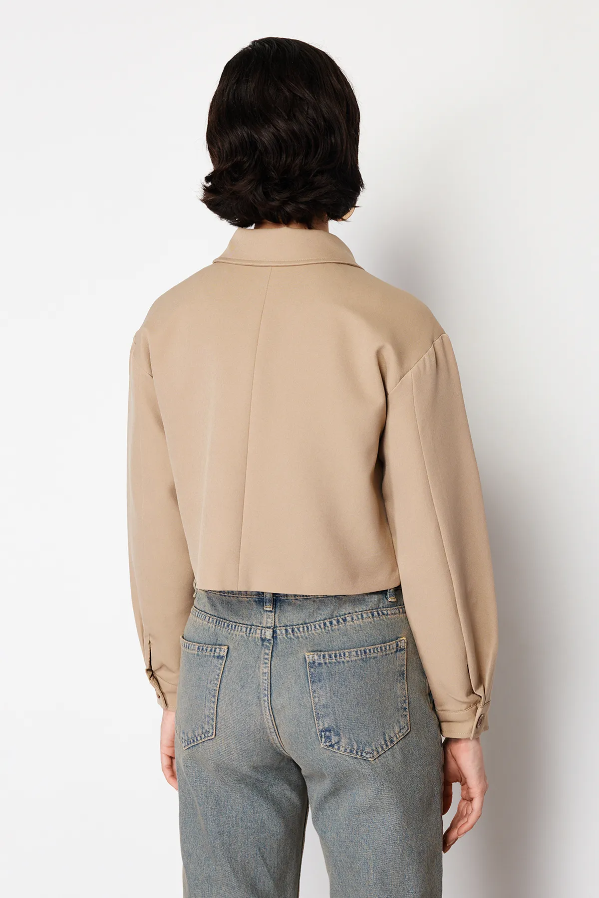 Trendyol Collection  Nerzfarbene Utility-Crop-Webjacke mit Taschendetails TWOSS24CE00031