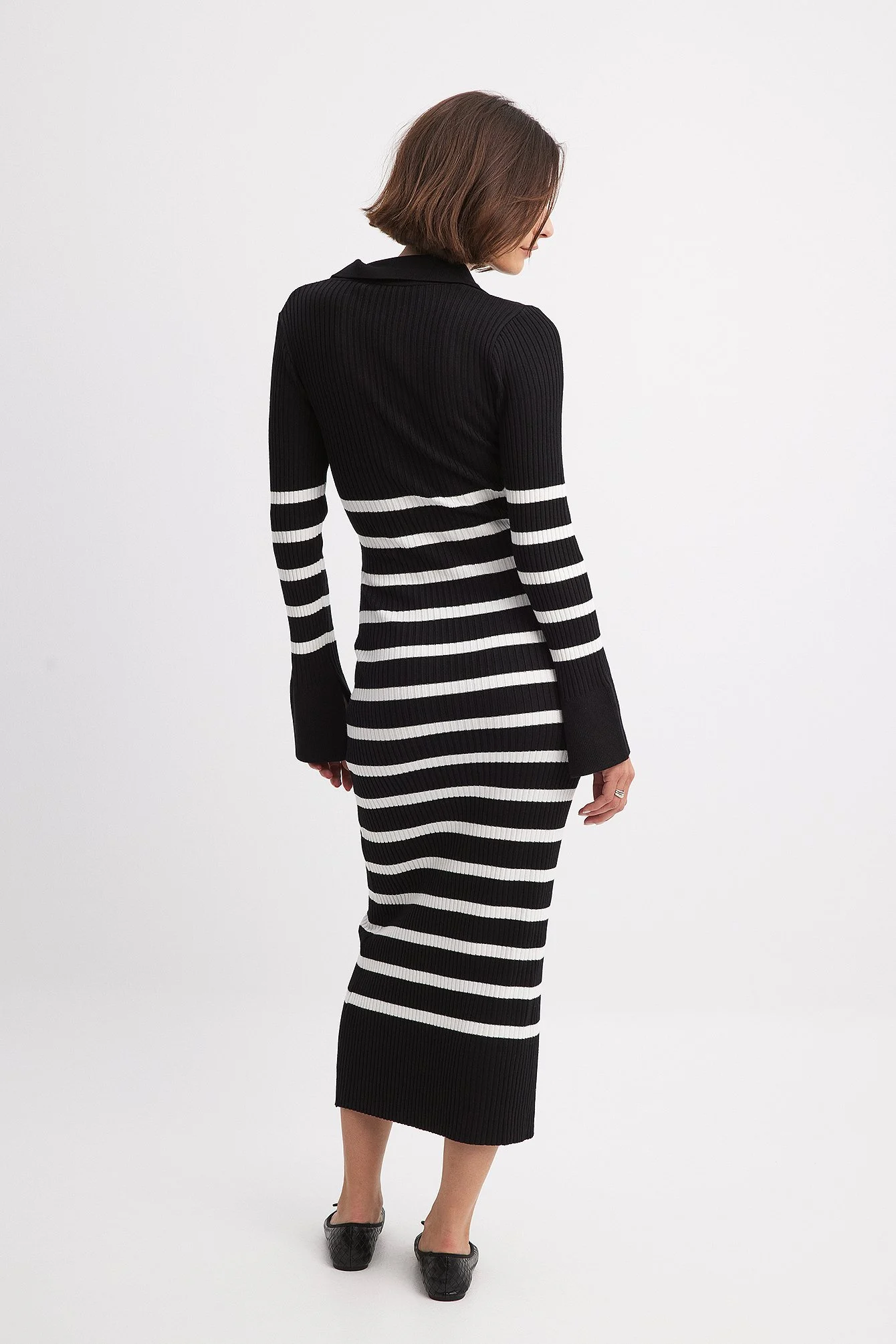 Gestreiftes Ripp-Strickkleid mit Trompetenärmeln