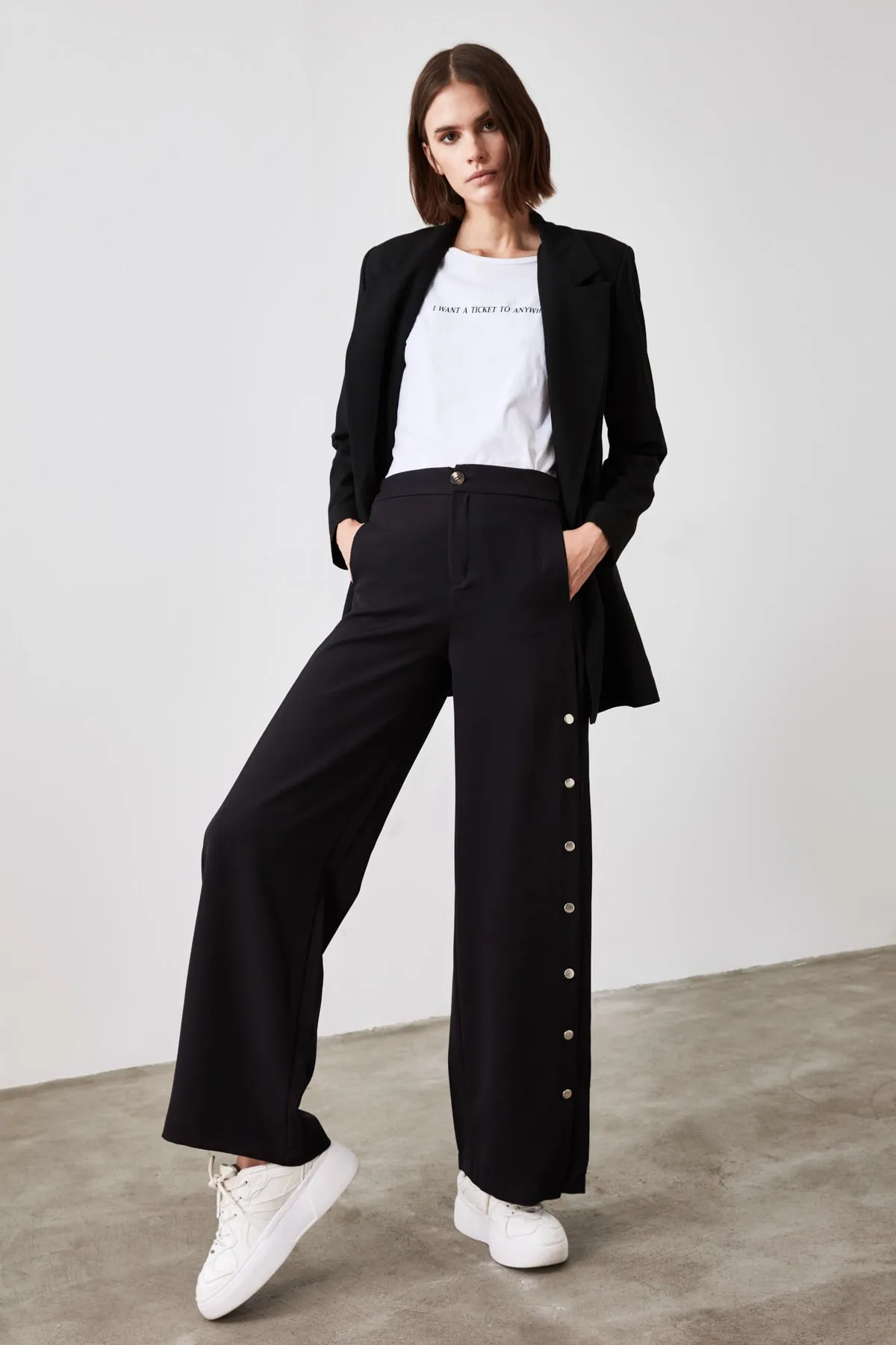 Trendyol Collection  Schwarze Webhose mit weitem Bein und seitlichen Knöpfen TWOSS20PL0398