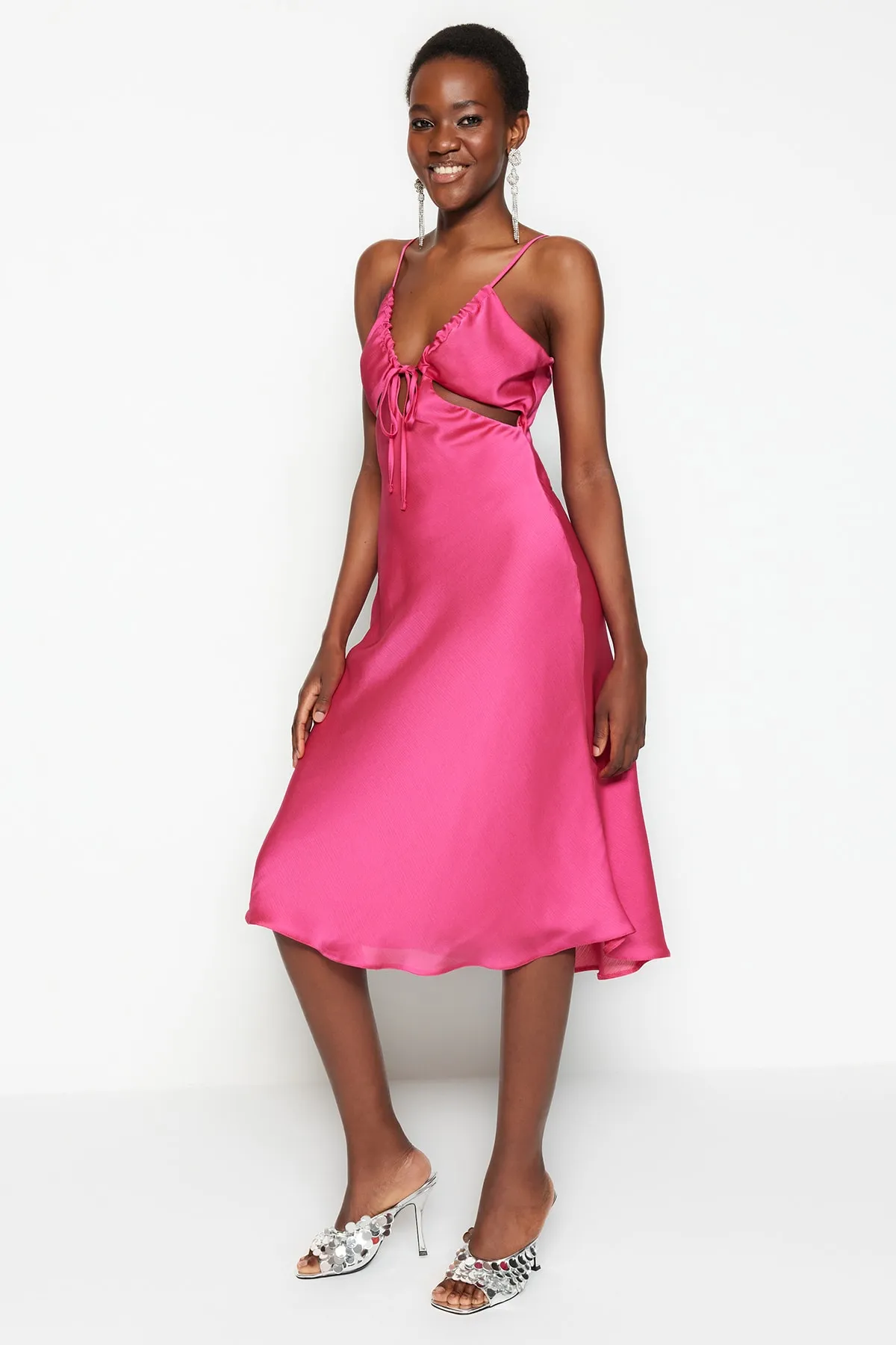 Trendyol Collection  Fuchsia gefüttertes, gewebtes, ausgeschnittenes, elegantes Satin-Abendkleid mit Fensterausschnitt und Ausschnitt TPRSS23EL00102