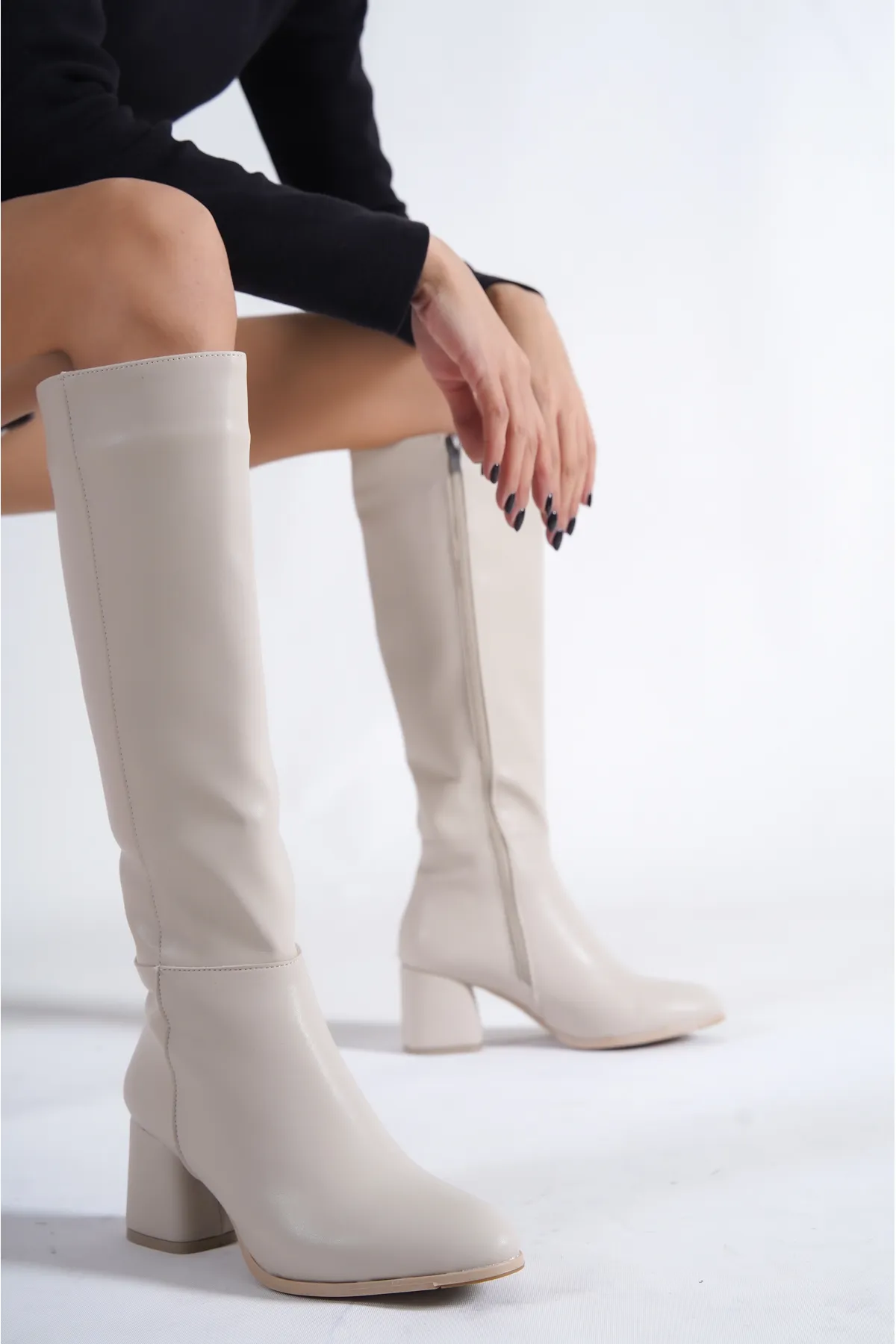 Capone Outfitters  Damenstiefel mit ovaler Spitze und seitlichem Reißverschluss und Absatz