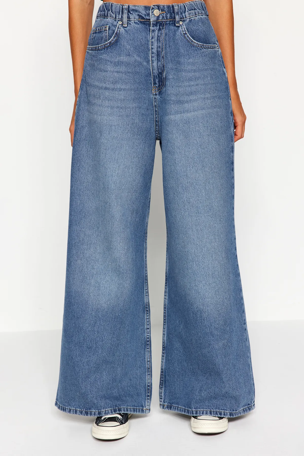 Trendyol Collection  Blaue Jeans mit elastischem Bund, hoher Taille und extra weitem Bein TWOAW24JE00350