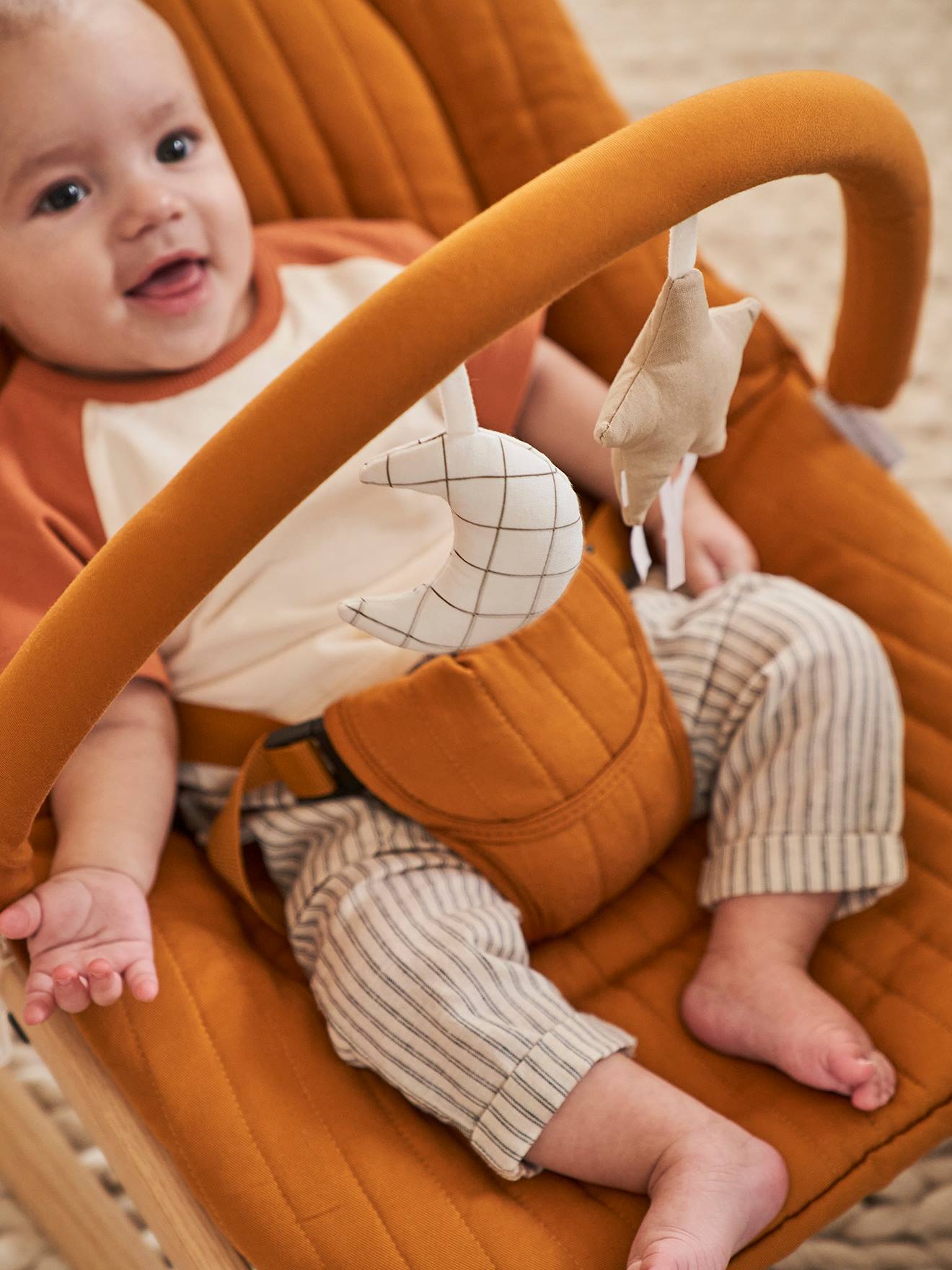 Vertbaudet Babywippe mit Spielbogen BABYDREAM - senfgelb