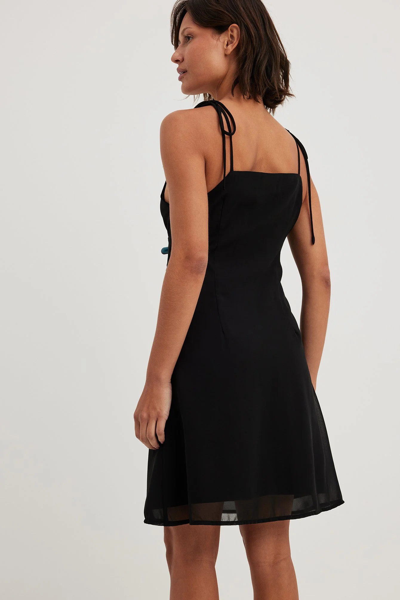 Durchscheinendes Minikleid mit geschnürten Schultern
