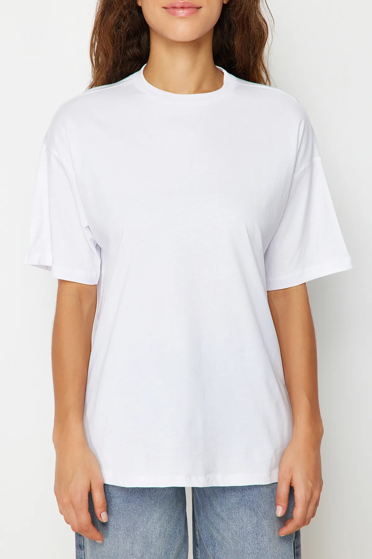 Trendyol Collection  Weißes, übergroßes/weites Strick-T-Shirt mit Rundhalsausschnitt, 100 % Baumwolle, TWOSS20TS0134