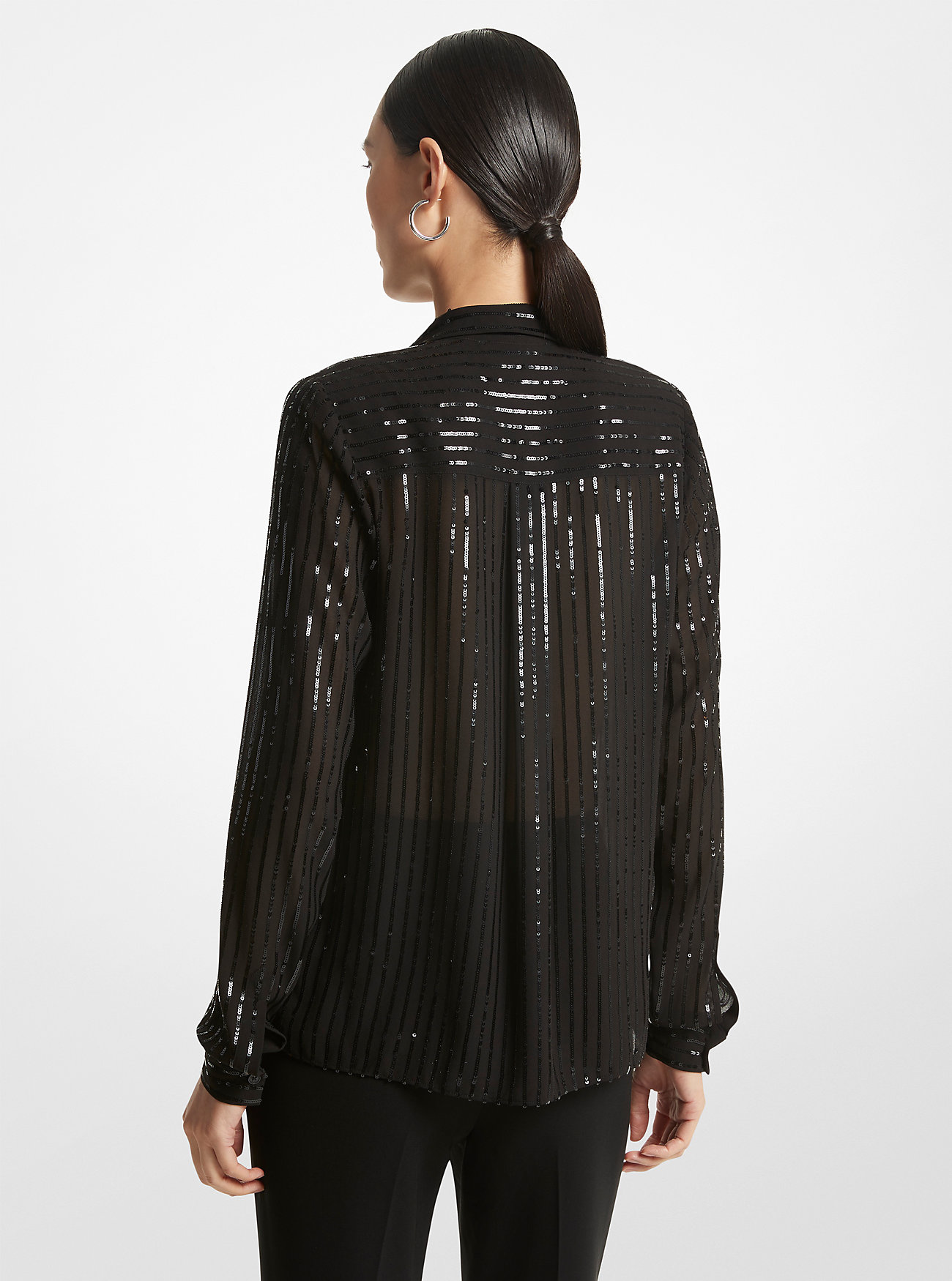 Nålestripet paljettbluse med Georgette-hals – SVART