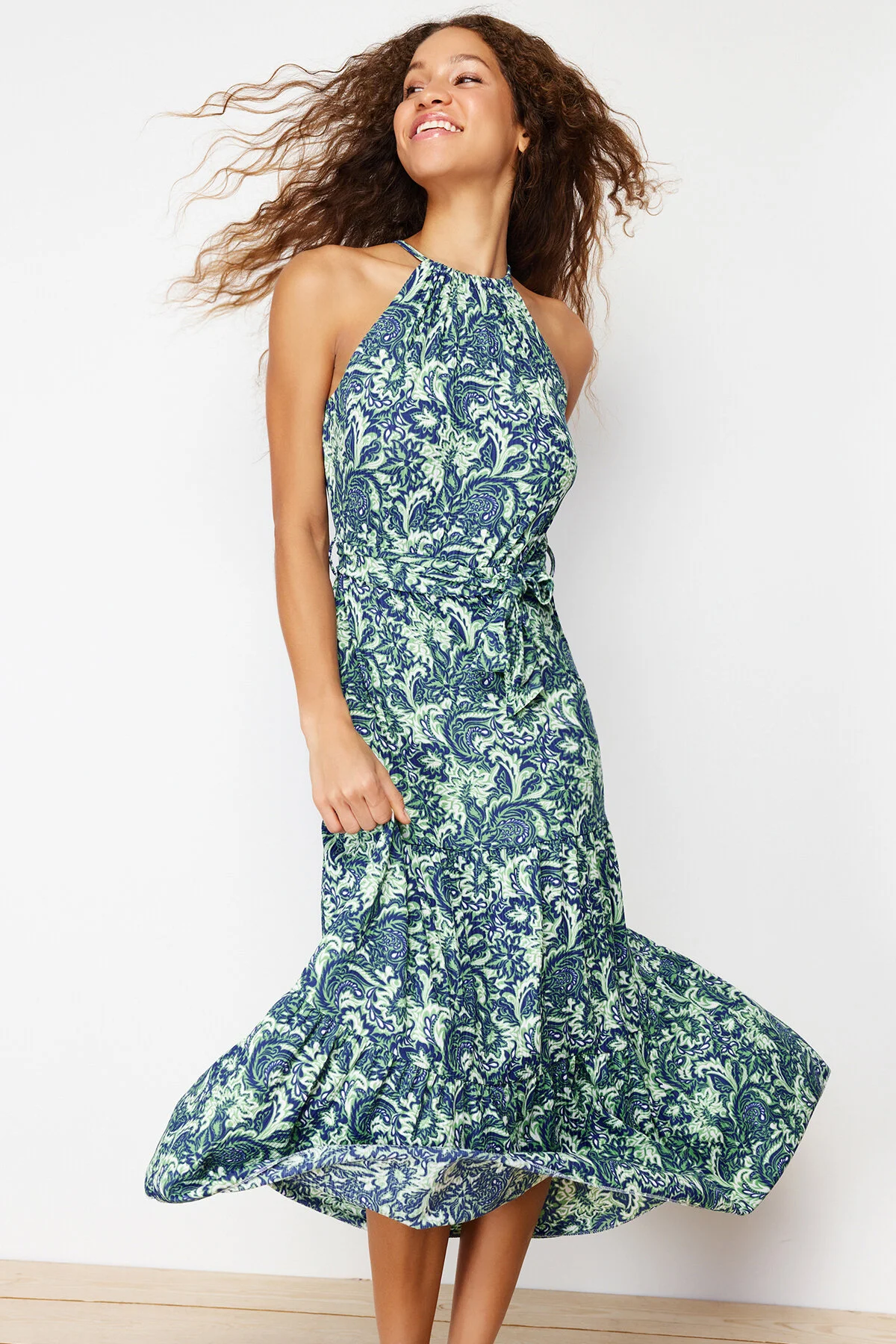 Trendyol Collection  Grünes, bedrucktes, geripptes, dehnbares Strick-Maxikleid mit Neckholder und Skater-/Taillenausschnitt TWOSS24EL00418