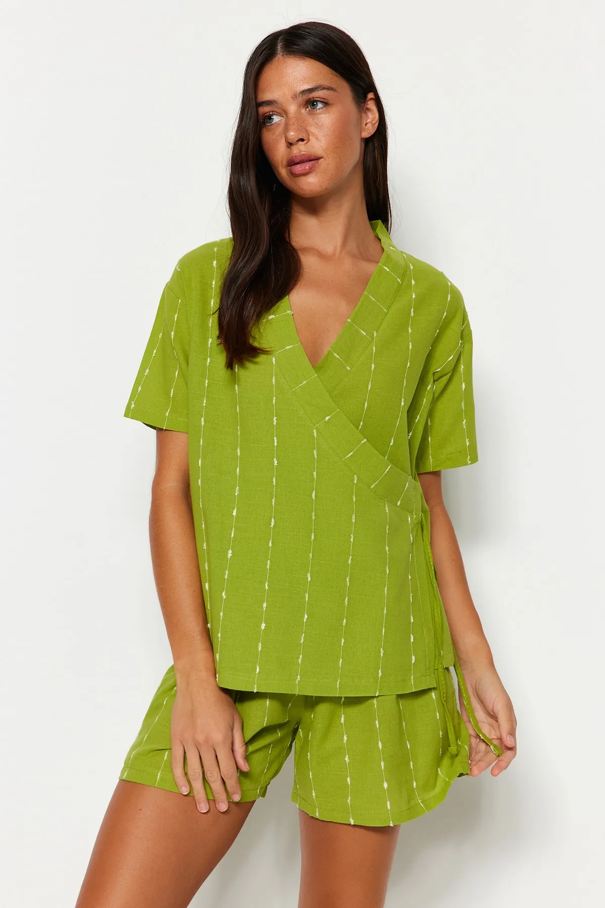 Trendyol Collection  Hellgrün gestreiftes Pyjama-Set aus 100 % Baumwolle und Viskose, weite Passform, T-Shirt und Shorts, gewebt THMSS23PT00229