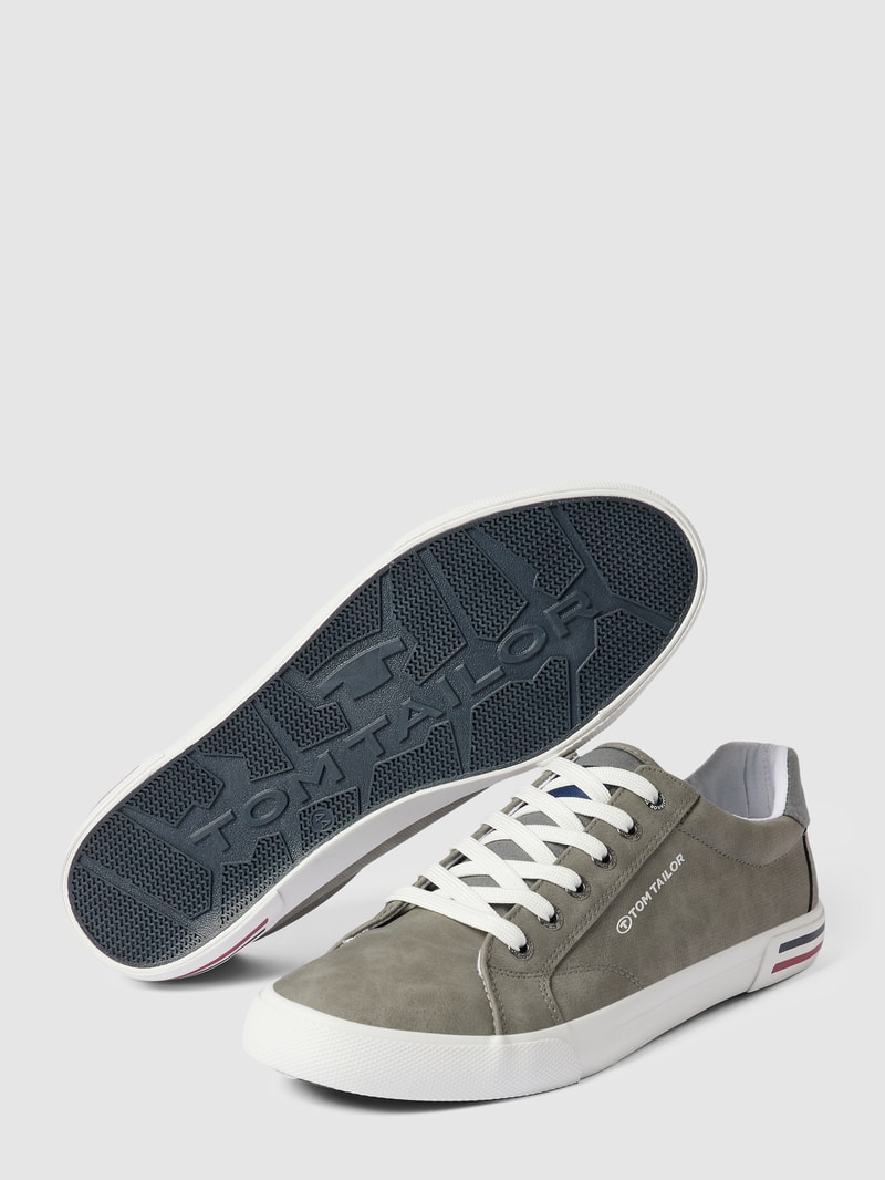 Sneaker mit Label-Details in hellgrau
