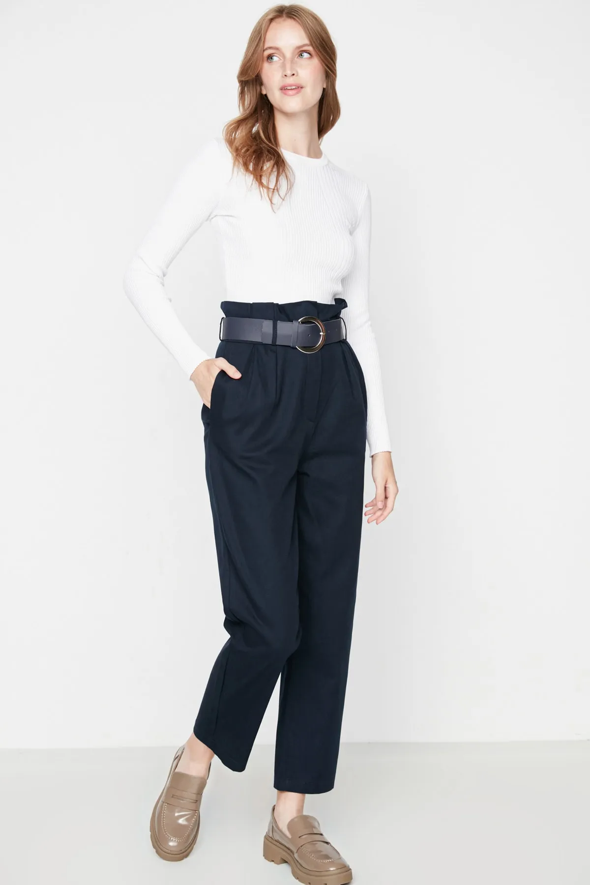 Trendyol Collection  Marineblaue, karottengewebte Hose mit Gürtel TWOSS20PL0016