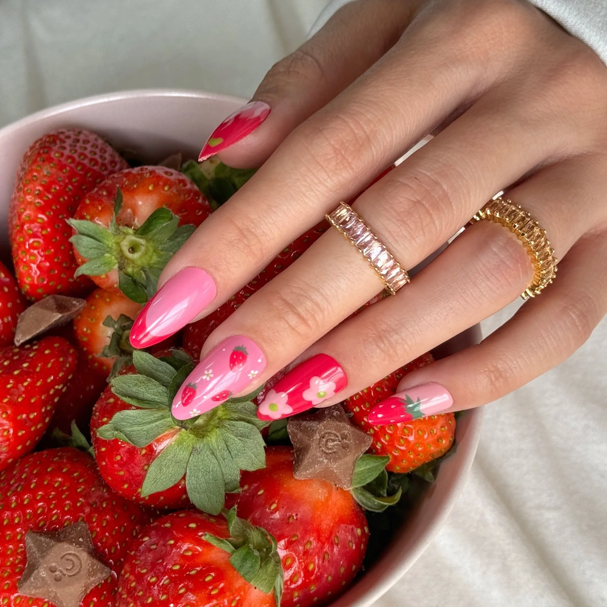 Ημιμόνιμο βερνίκι νυχιών Strawberrymania UV Gel Polish - Gel Effect Nail Polish