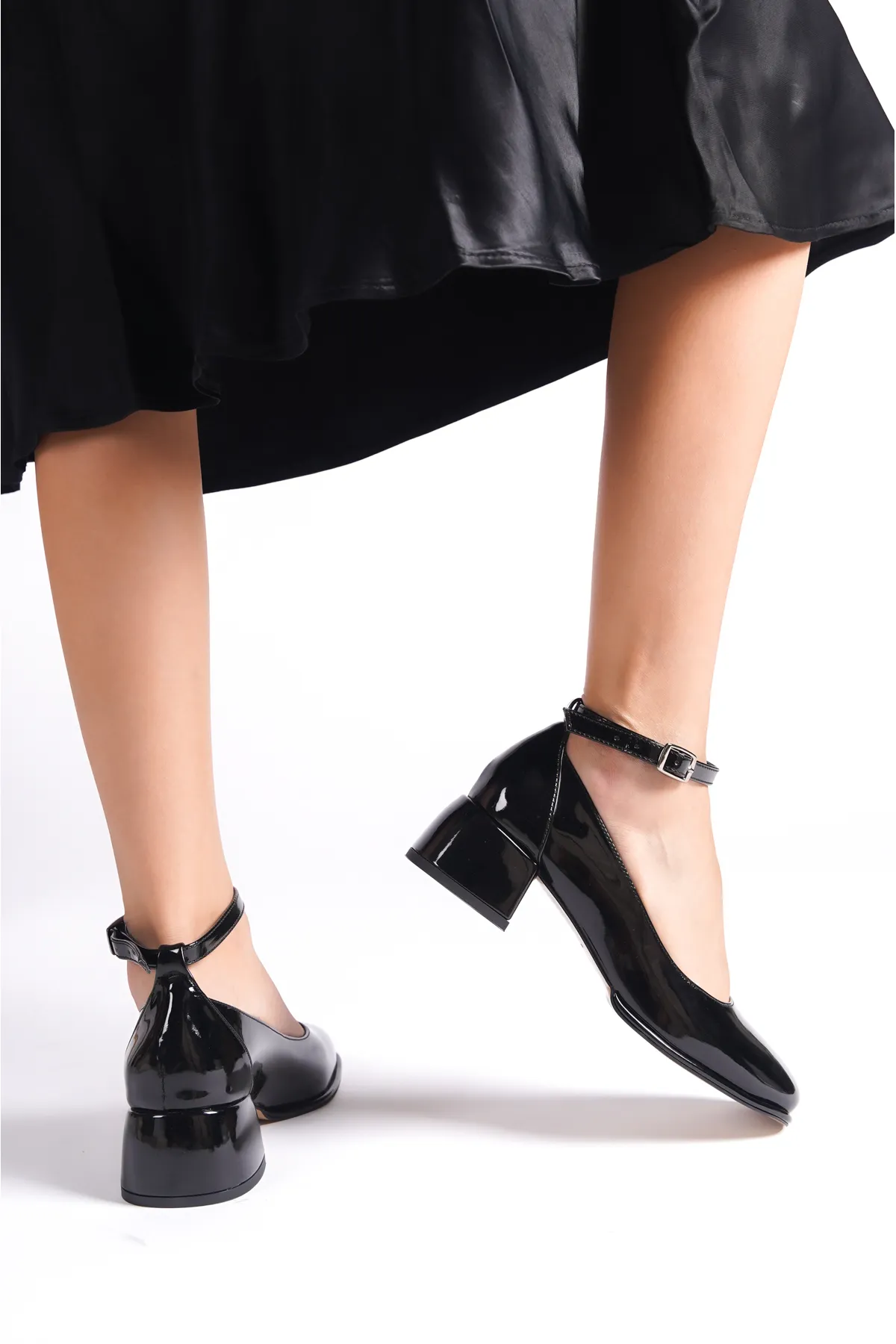 Capone Outfitters  Mary Jane-Schuhe mit stumpfer Zehenpartie und Knöchelriemen