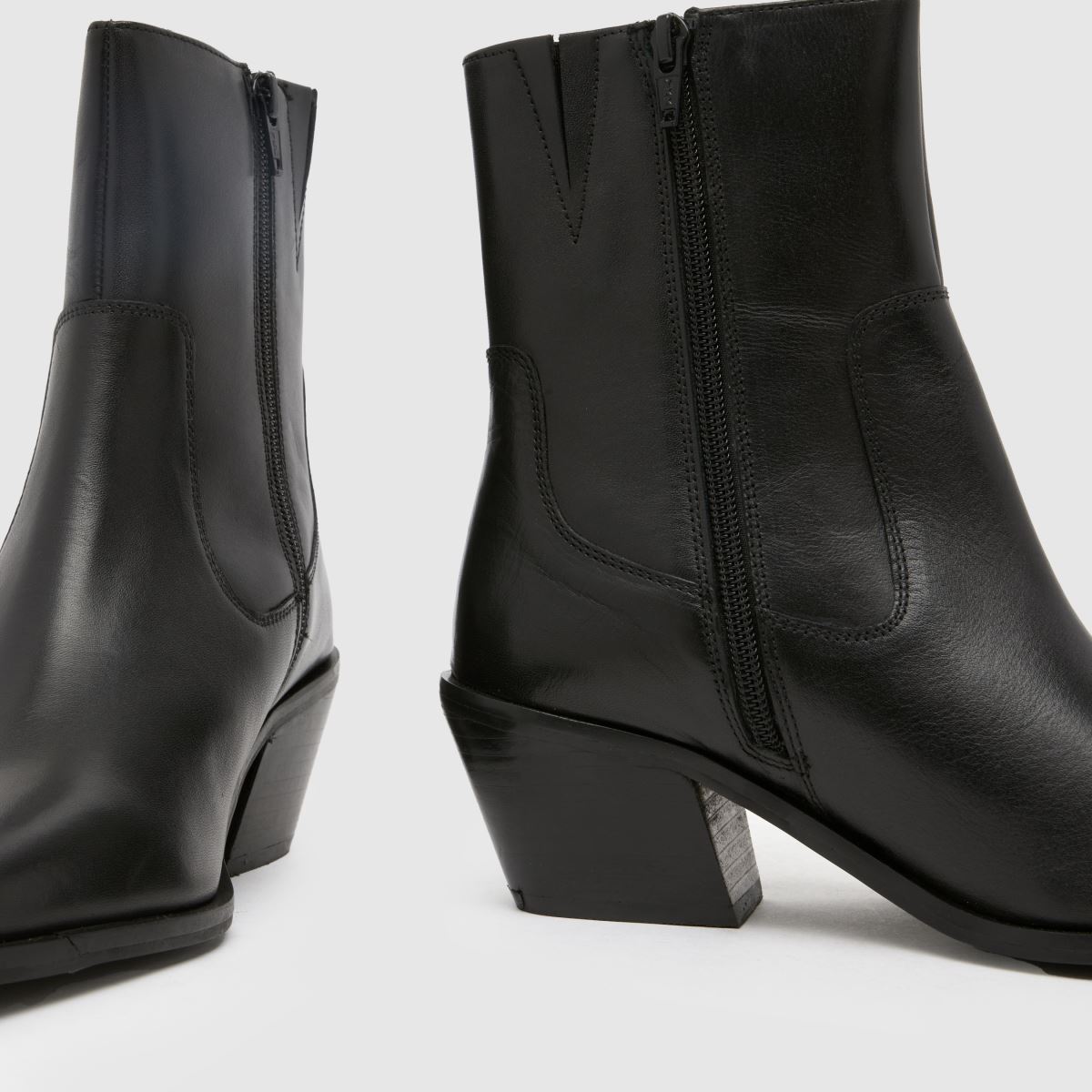 Schuh – Svarta westernstövlar i läder med briar-motiv