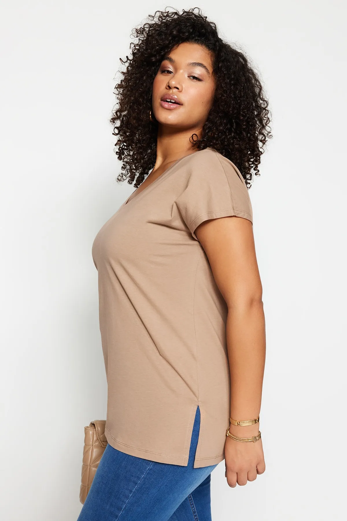 Trendyol Curve  Nerzfarbenes Boyfriend-Strick-T-Shirt mit V-Ausschnitt und Schlitz TBBSS22BF0036