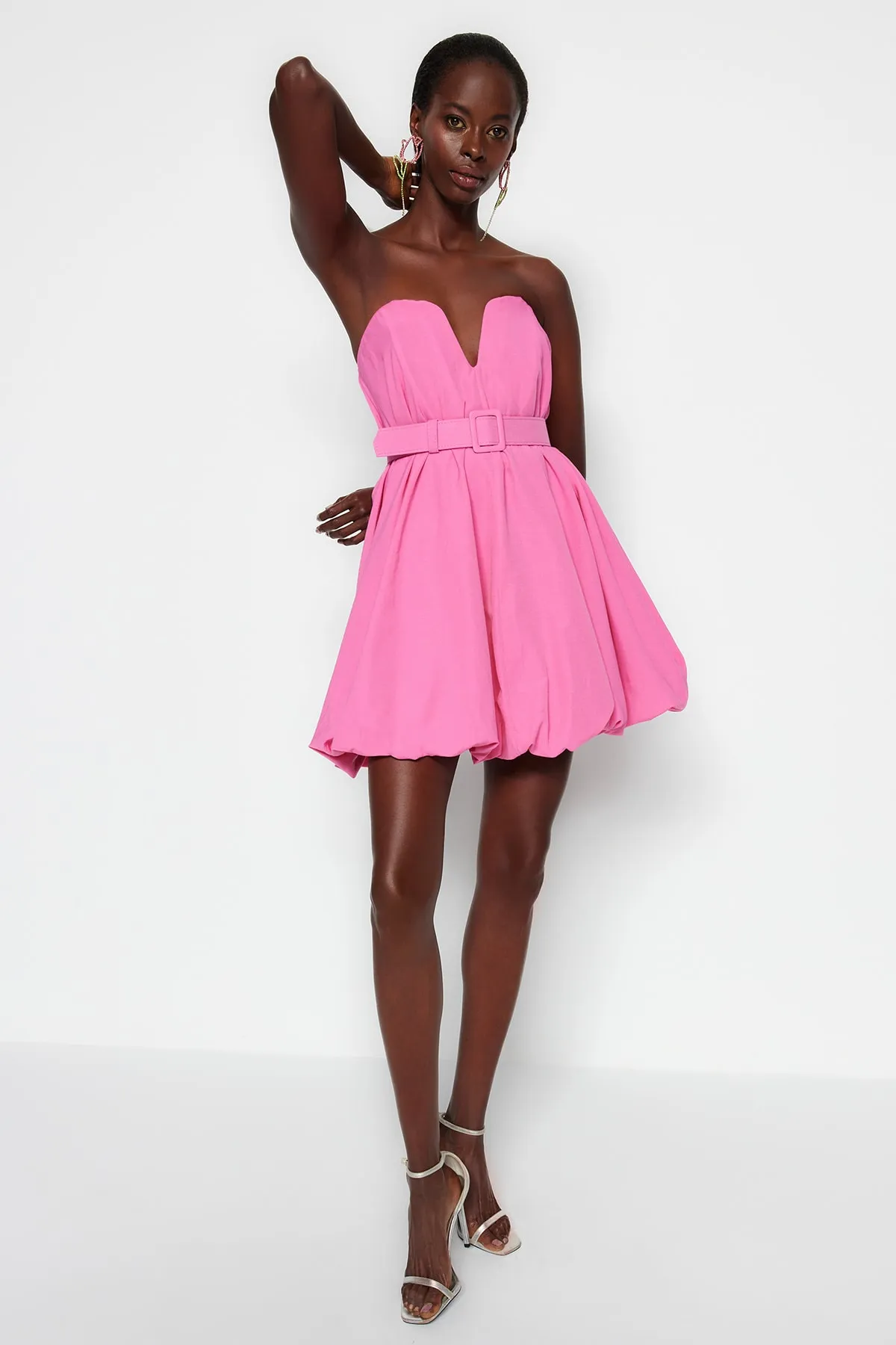 Trendyol Collection  Rosa Ballonrock, Gürtel und detailliertes Popeline-Elegantes Abendkleid TPRSS23EL00576