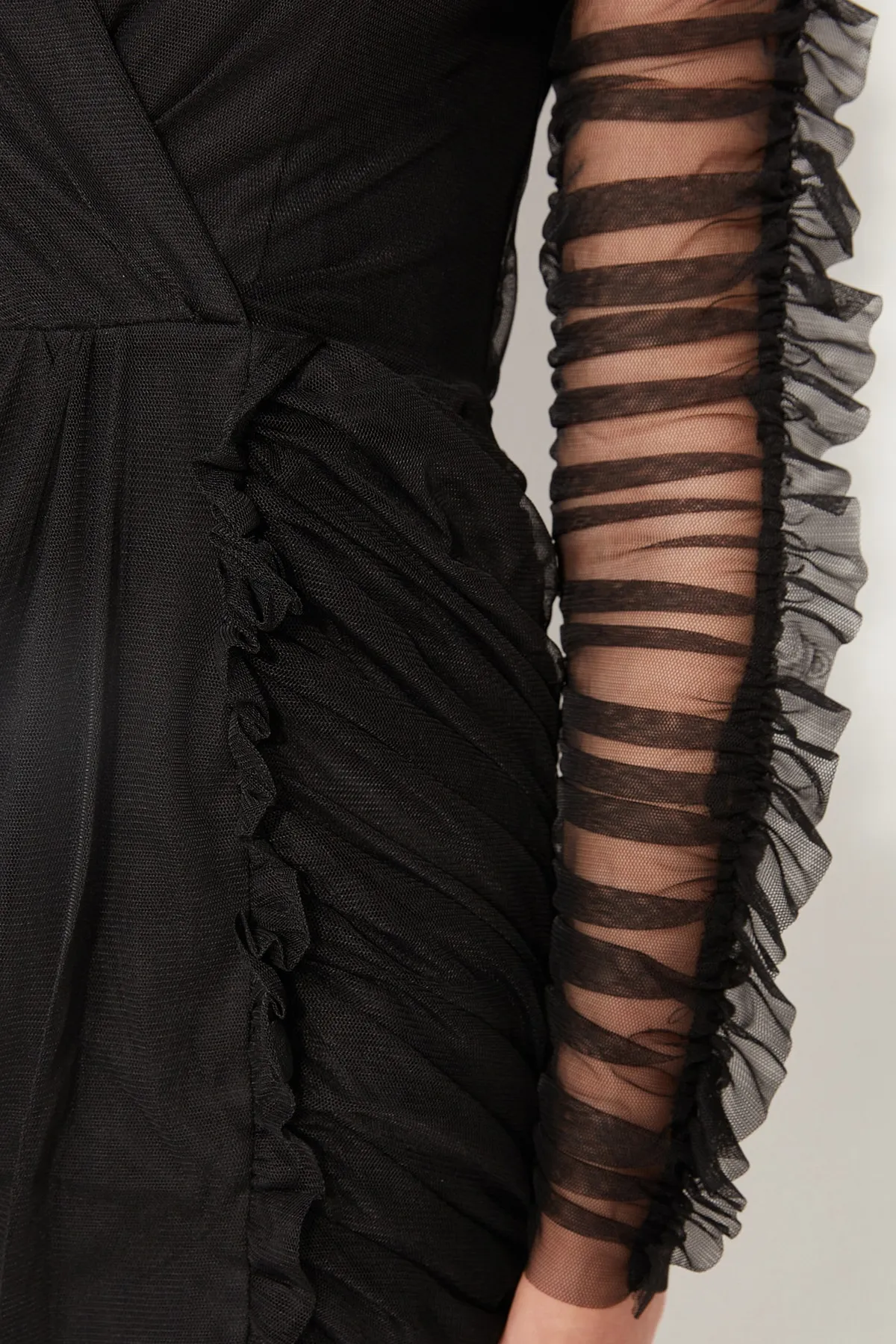 Trendyol Collection  Elegantes Abendkleid aus schwarzem, drapiertem Tüll in Wickeloptik TPRSS21EL0004