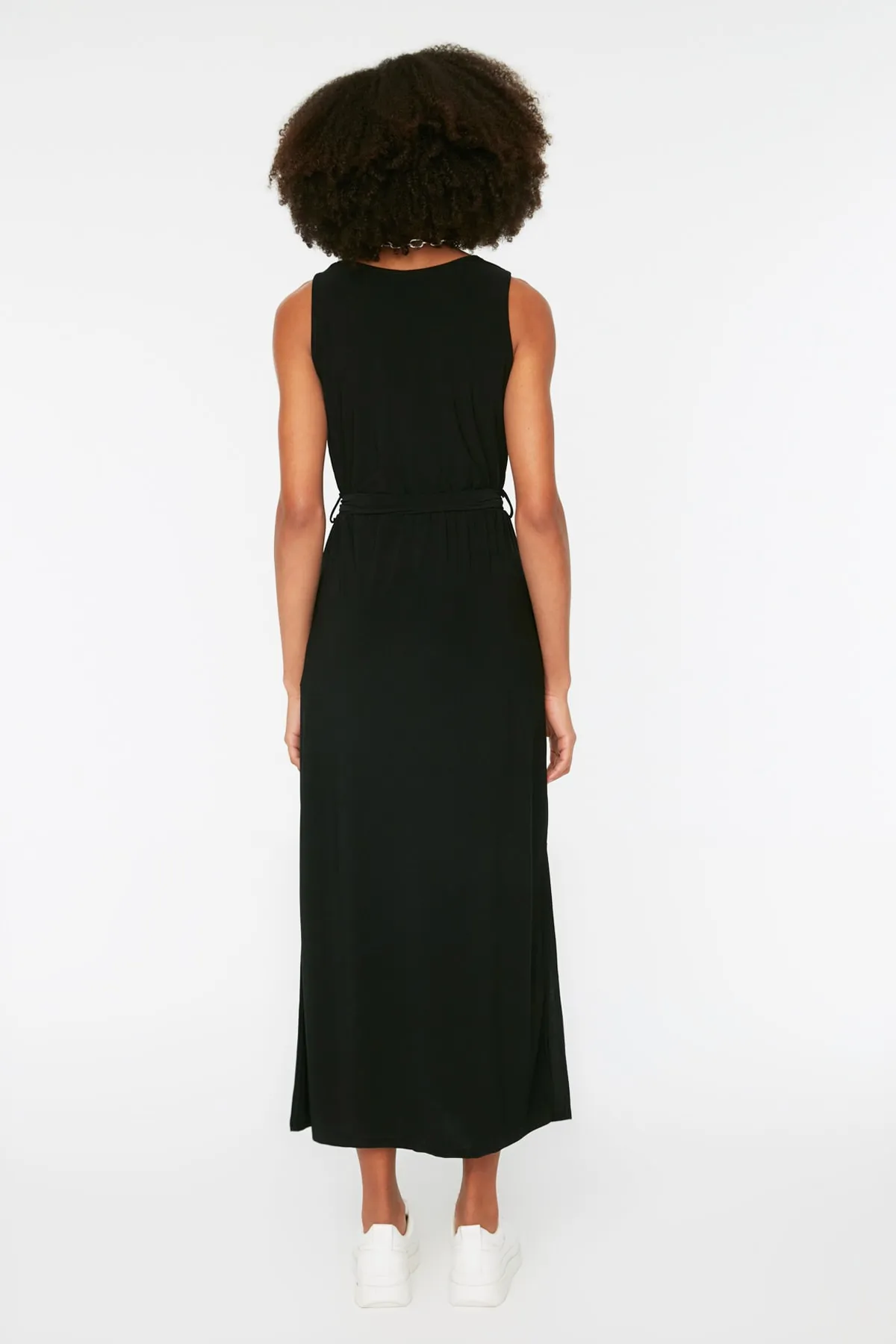 Trendyol Collection  Schwarzes, detailliertes Midi-Strickkleid mit V-Ausschnitt und dehnbarer Krawatte TWOSS22EL2795
