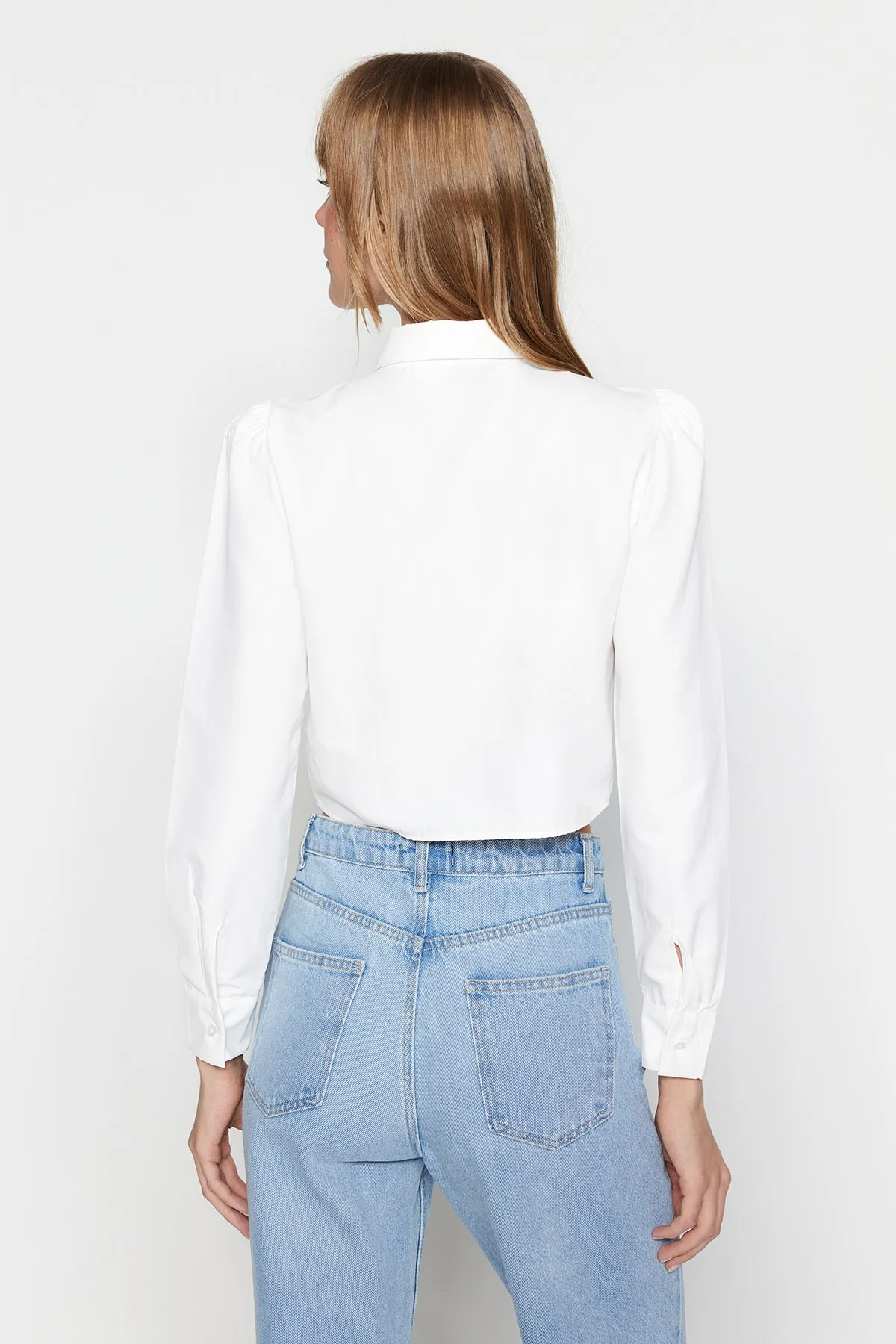 Trendyol Collection  Ecrufarbenes gewebtes Hemd – Crop Cut, Regular Fit TWOSS23GO00117