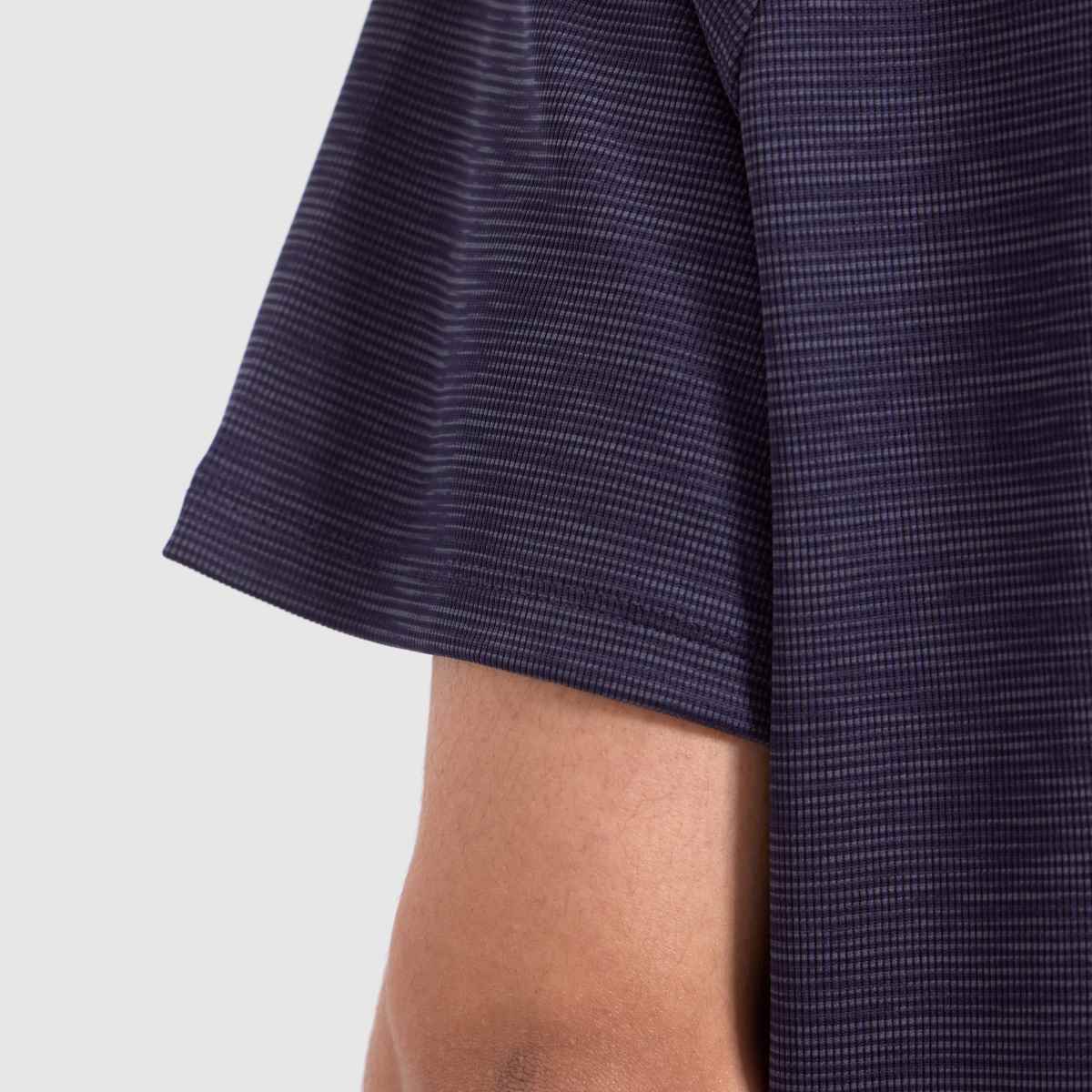Under Armour – Marinblå t-shirt med textur och teknisk mönster