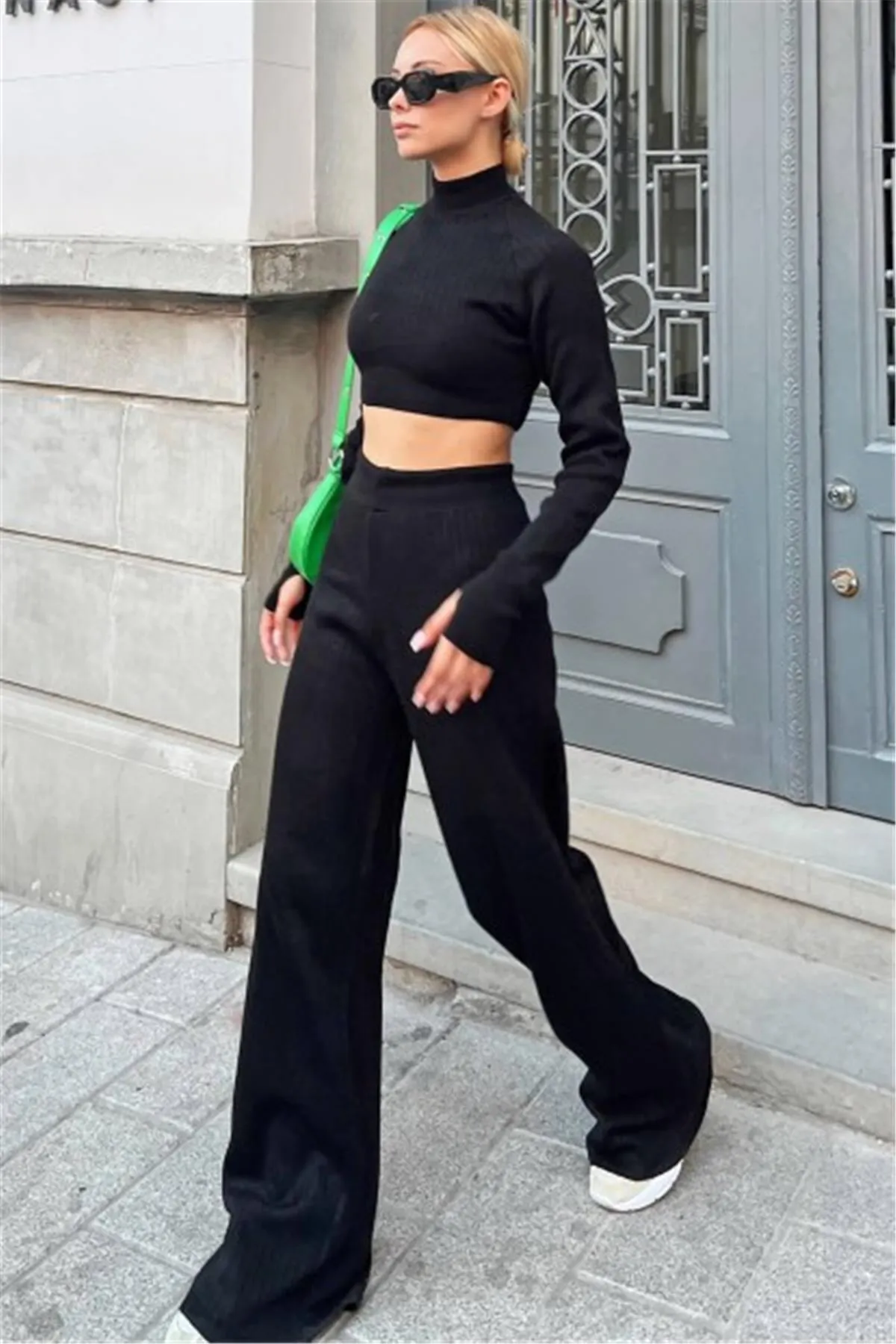 Swist  Schwarzes Set aus halblangem Fisherman-Strick-Crop-Pullover, Hose und Strickwaren von unten nach oben