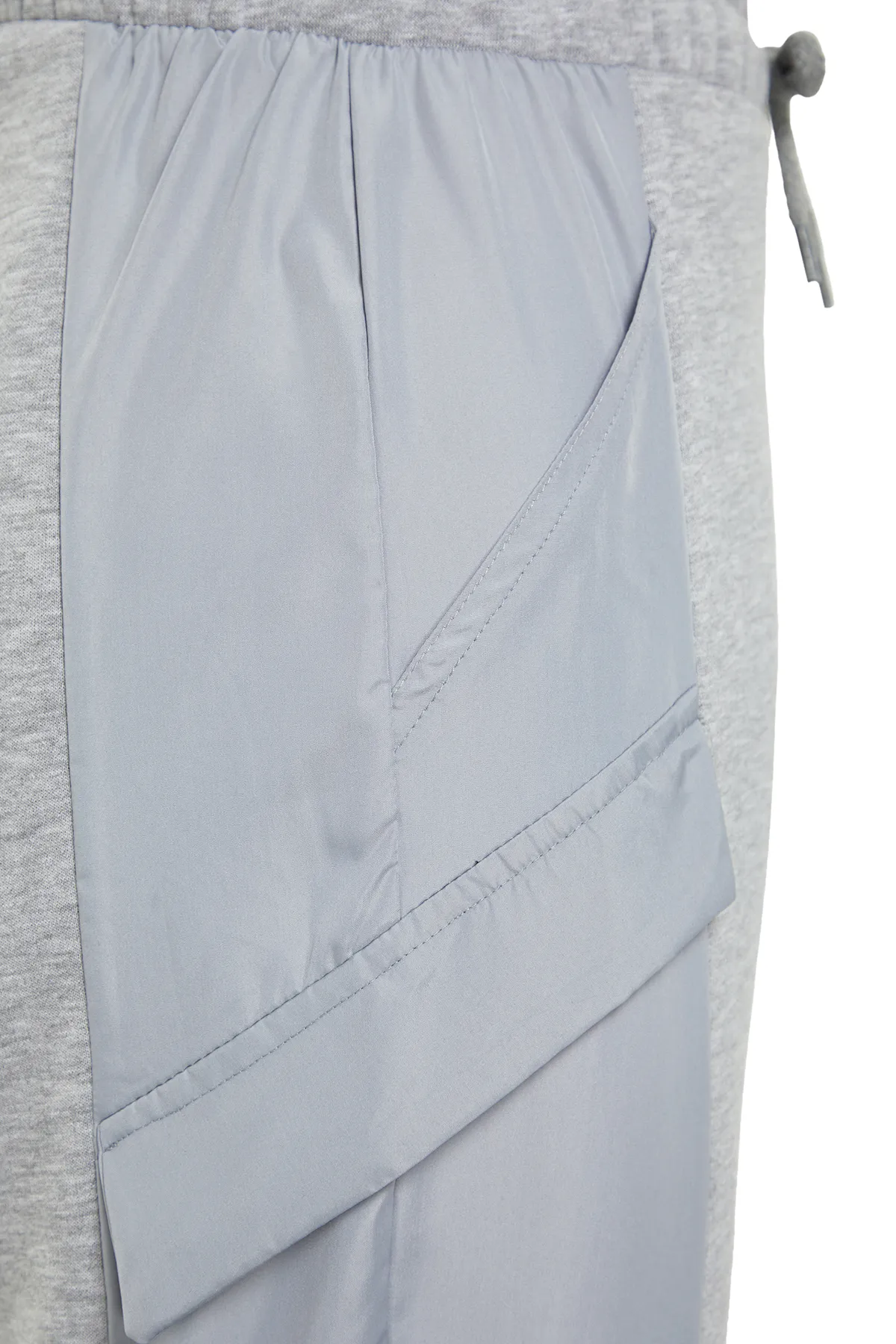Trendyol Collection  Graue, lockere Jogginghose mit Fallschirmtaschen und dickem Fleece innen, gestrickte Jogginghose TWOAW24EA00003