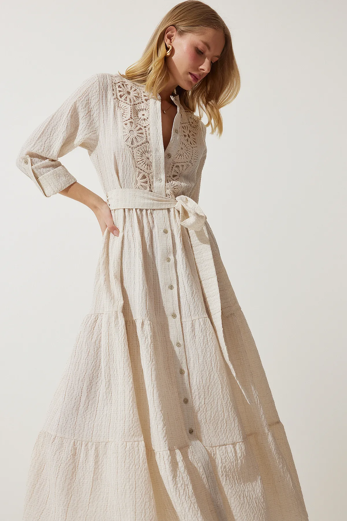 Happiness İstanbul  Cremefarbenes, langes Hemdkleid aus Leinen mit Volant und Spitze für Damen, DM00133