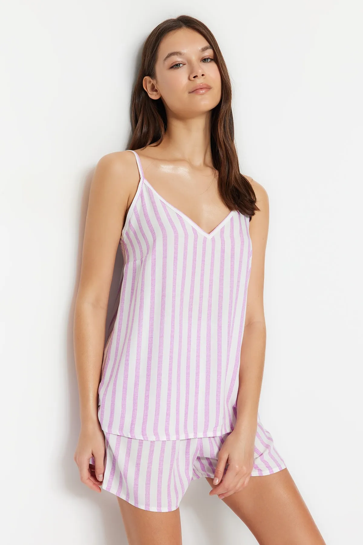 Trendyol Collection  Pyjama-Set aus Viskosegewebe mit lila gestreiften Seilträgern THMSS23PT00006