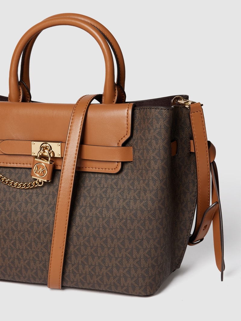 Handtasche mit Allover-Logo in mittelbraun
