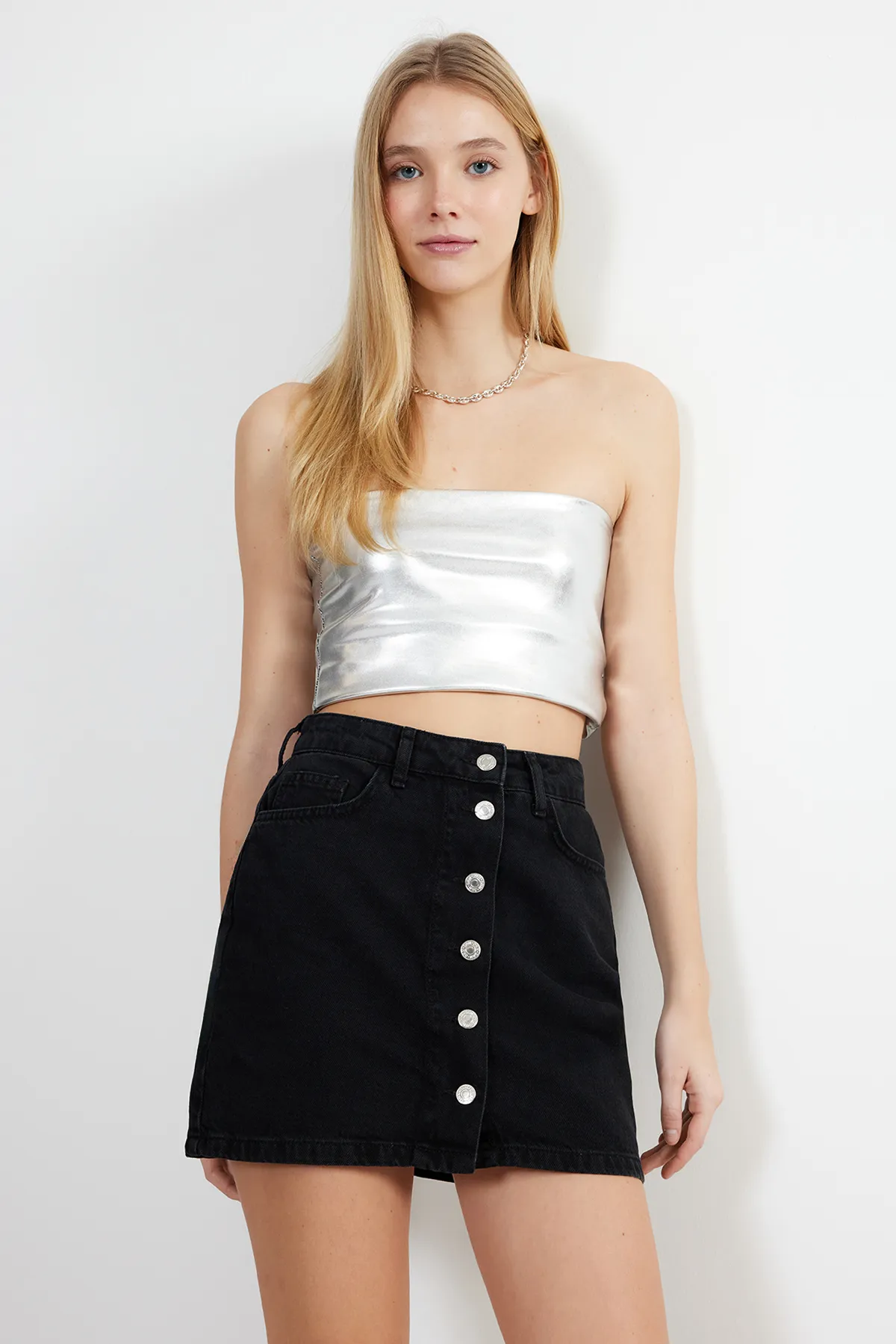 Trendyol Collection  Schwarzer, vorne geknöpfter Mini-Jeansrock mit hoher Taille TWOSS24ET00083