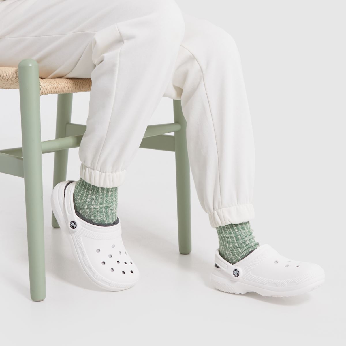Crocs klasszikus bélelt klumpa szandál fehér színben