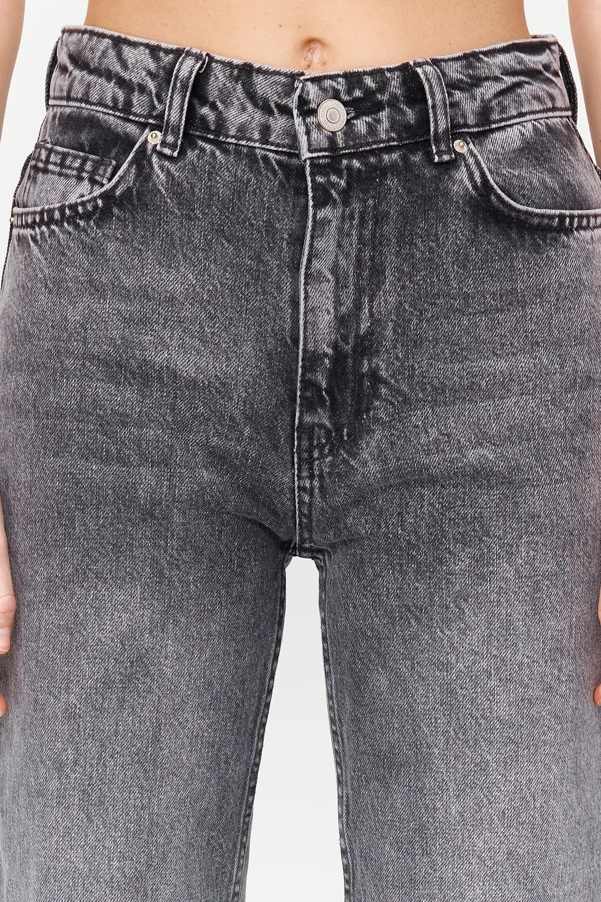 Trendyol Collection  Schwarze Jeans mit niedriger Taille und weitem Bein TWOSS24JE00033