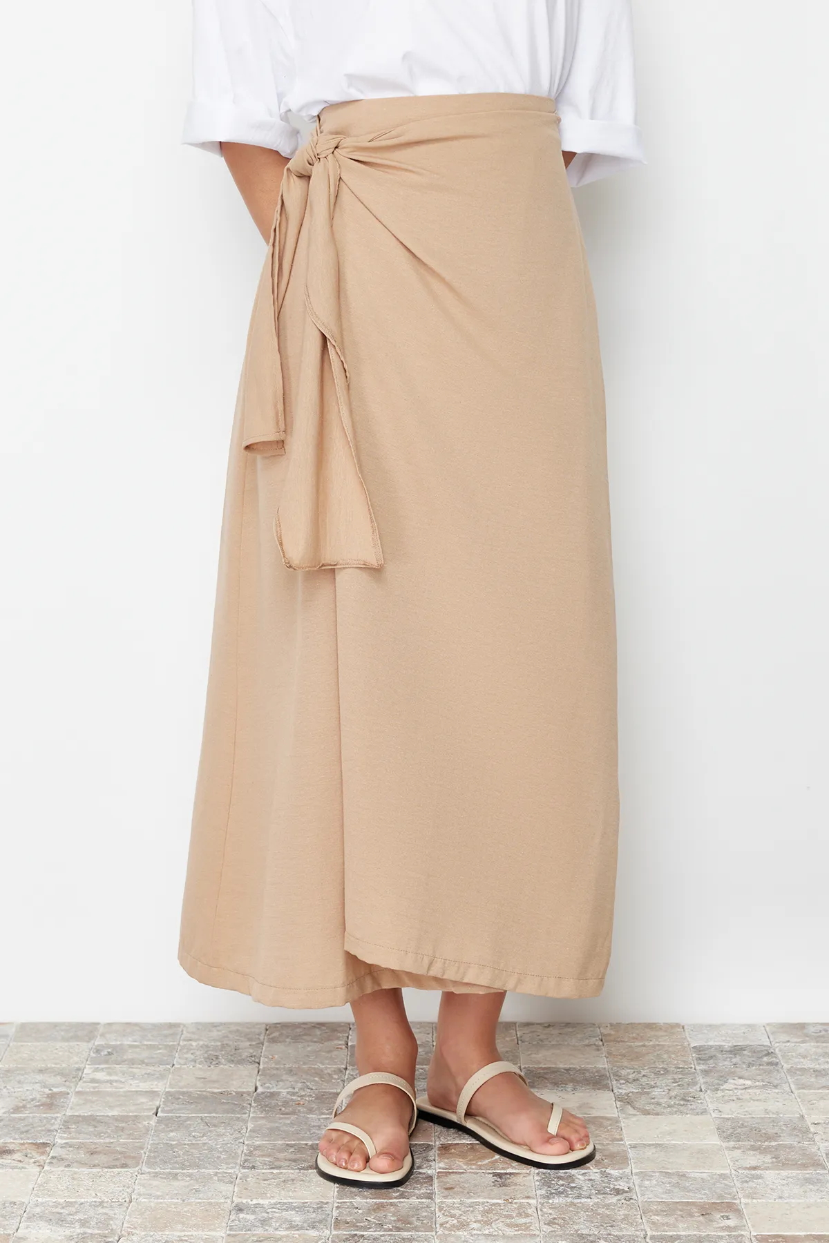 Trendyol Modest  Kamelfarbener, zweireihiger Rock mit Krawatte und gewebtem Leinen-Look und detaillierten Details TCTSS24EE00002