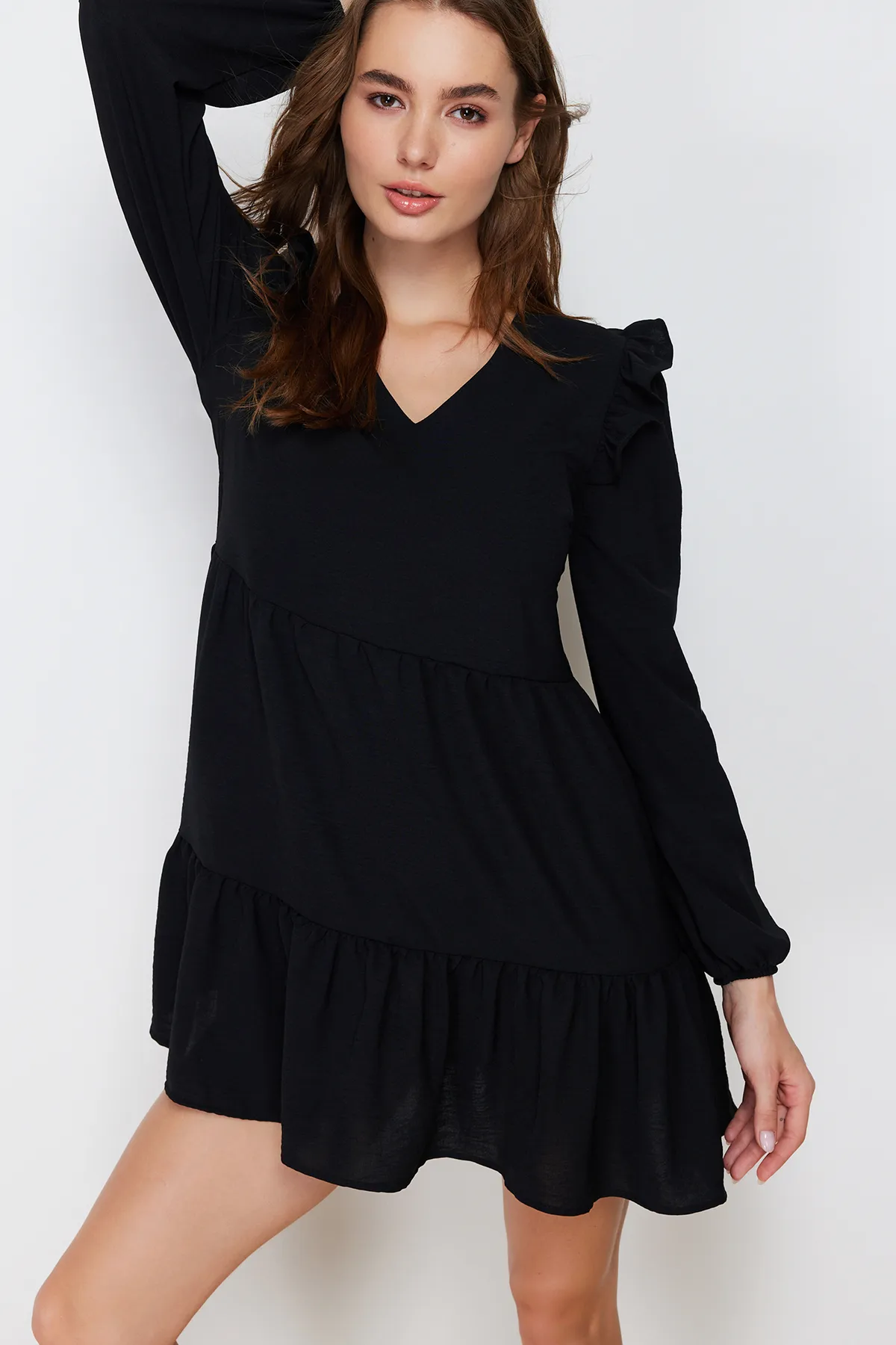 Trendyol Collection  Schwarzes, gerade geschnittenes Mini-Webkleid mit gerafften Rüschen und Details TWOAW22EL0762