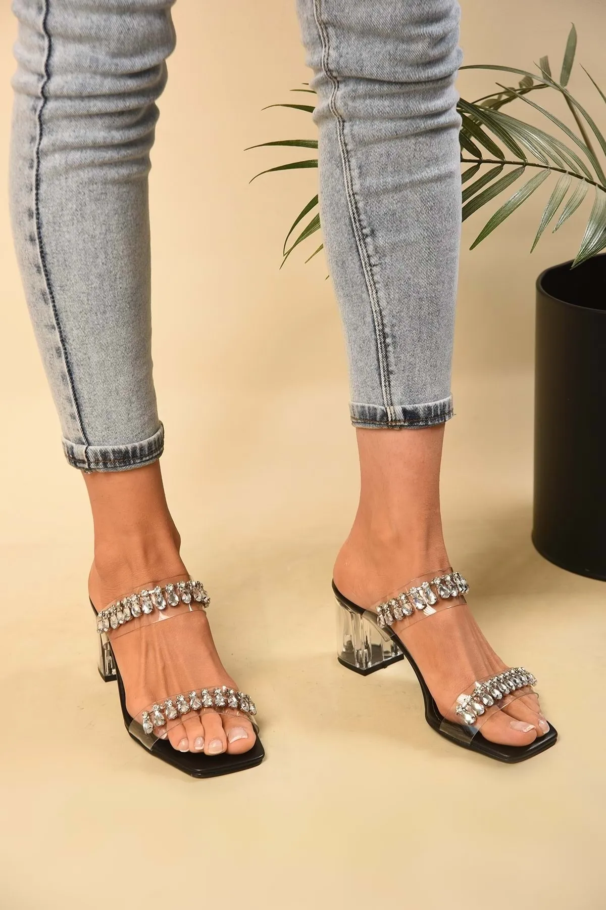 Shoeberry  Schwarze, transparente, mit Strasssteinen besetzte Absatzpantoffeln für Damen