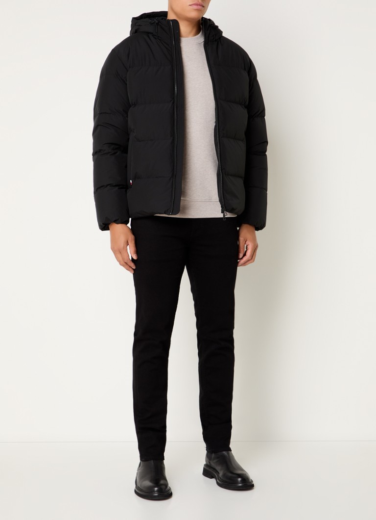 Jaqueta puffer Tommy Hilfiger com enchimento de plumas e bolsos laterais.