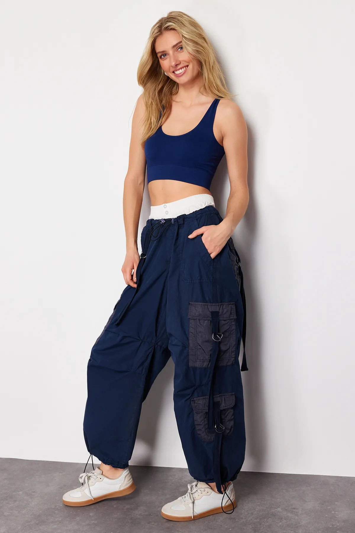Trendyol Collection  Marineblaue Cargo-Taschen-Jogging-Jeans mit normaler Taille TWOAW24JE00216