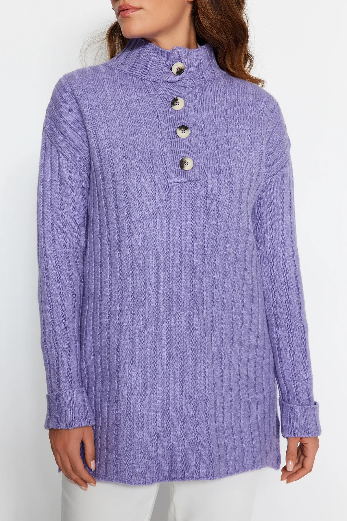 Trendyol Modest  Gerippter Strickpullover mit lilafarbenem Kragen und Knöpfen TCTAW23AK00035