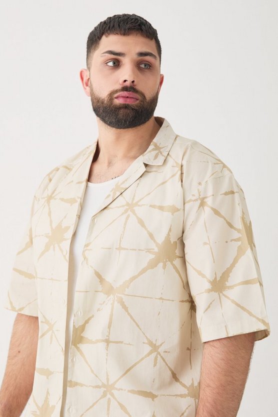 Plus kurzärmliges Hemd mit abstraktem Print