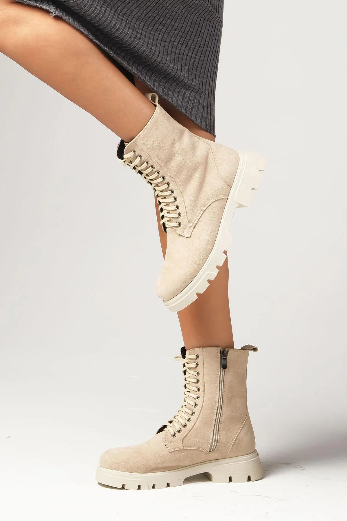 Mio Gusto  Beigefarbene Alvina-Damenstiefel aus Wildleder zum Schnüren und Reißverschluss mit dicker Sohle