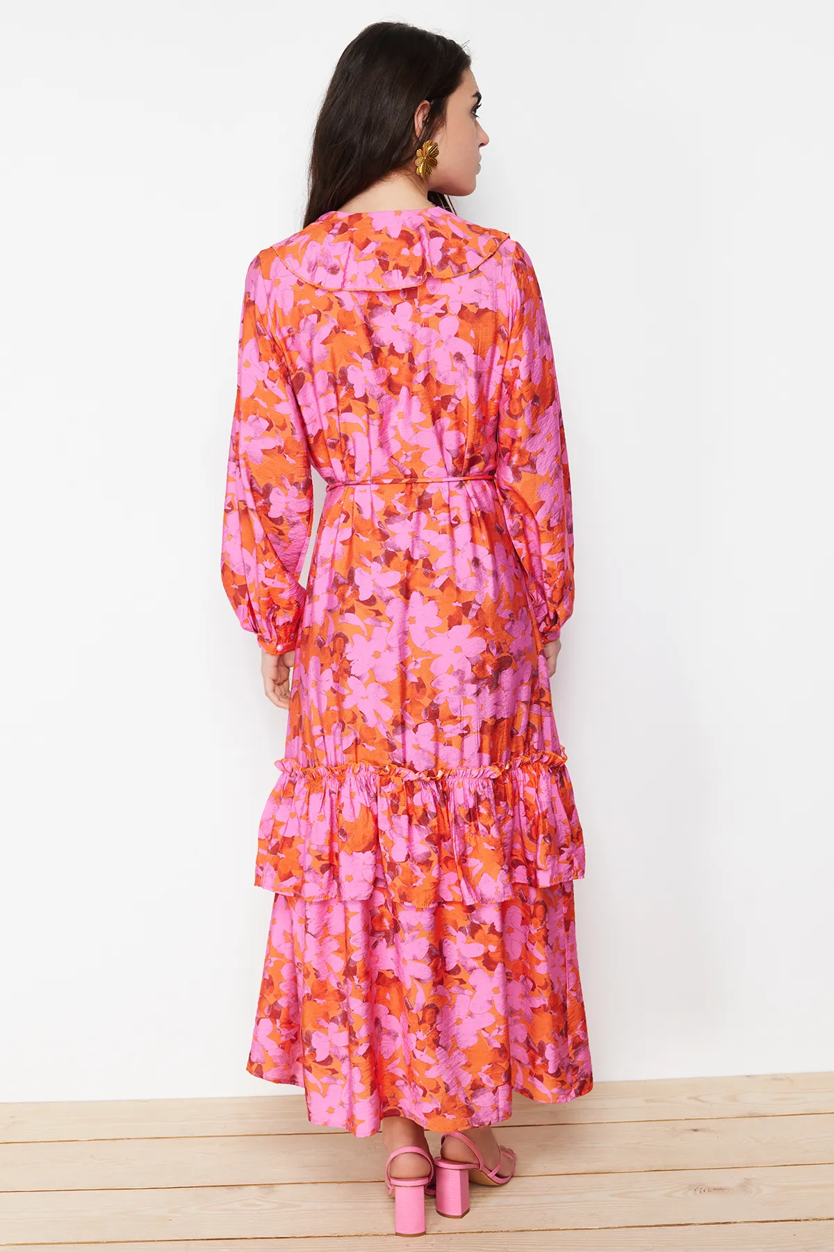 Trendyol Modest  Rosafarbenes, gewebtes Kleid mit Kragen und Rüschen TCTSS24EB00079