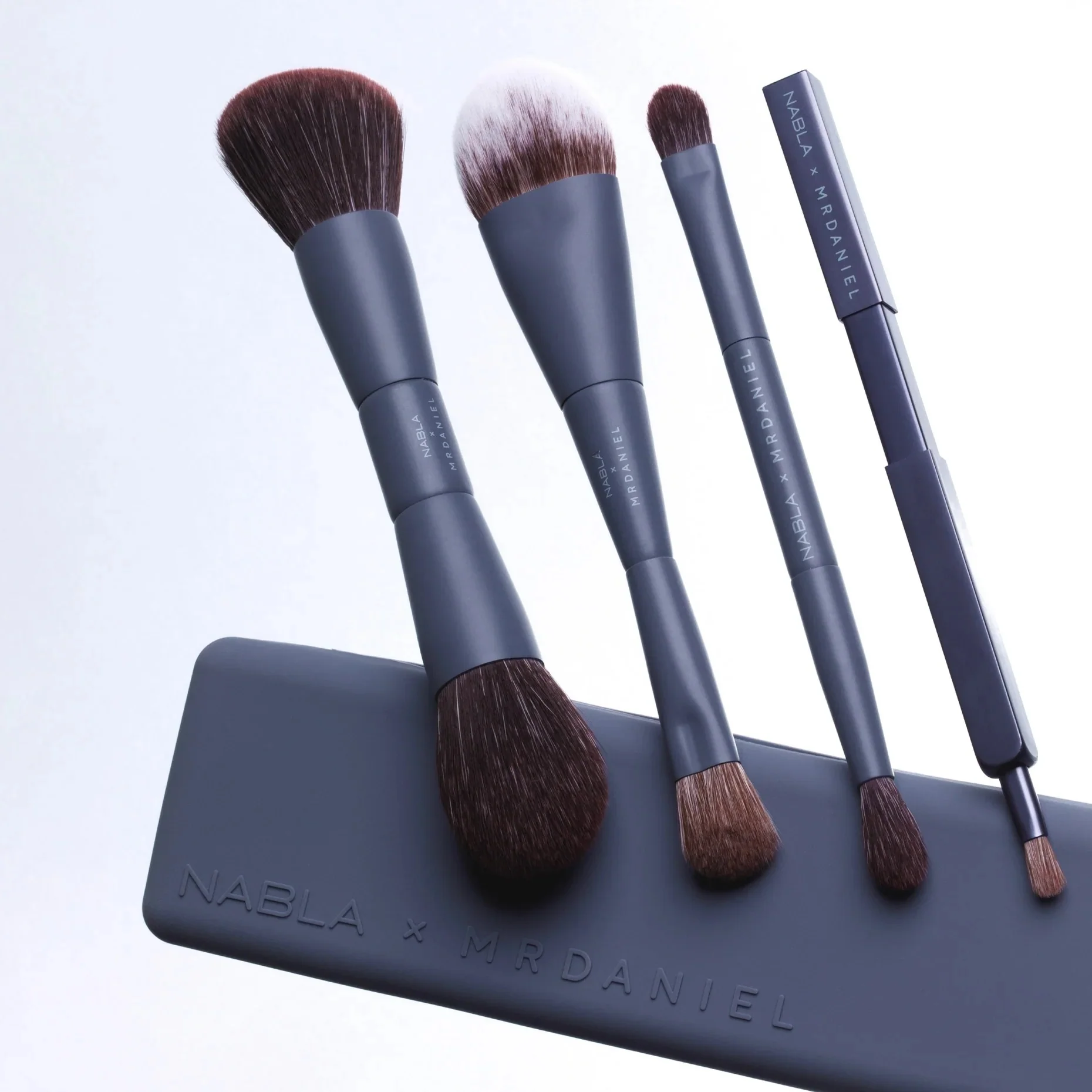 NABLA x MR Daniel Brush Clutch - Børster, Sminkekoster