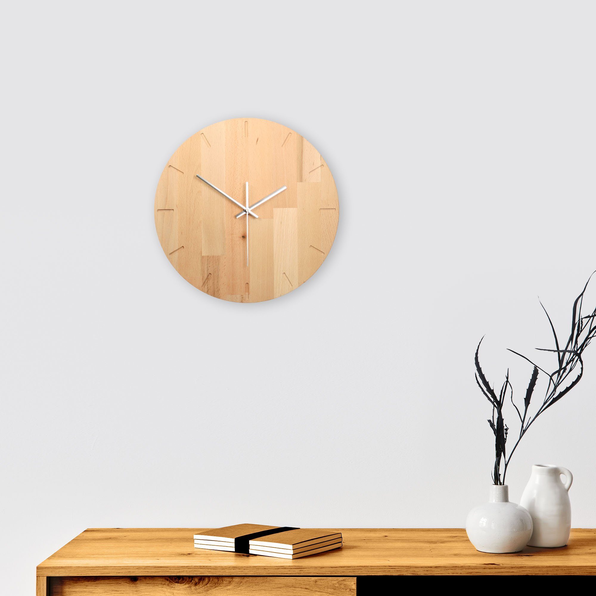 Kreative Feder Wanduhr Designer-Wanduhr aus natürlichem Massivholz (wahlweise Buche, Eiche oder Raucheiche; leises Funk- oder Quarzuhrwerk)